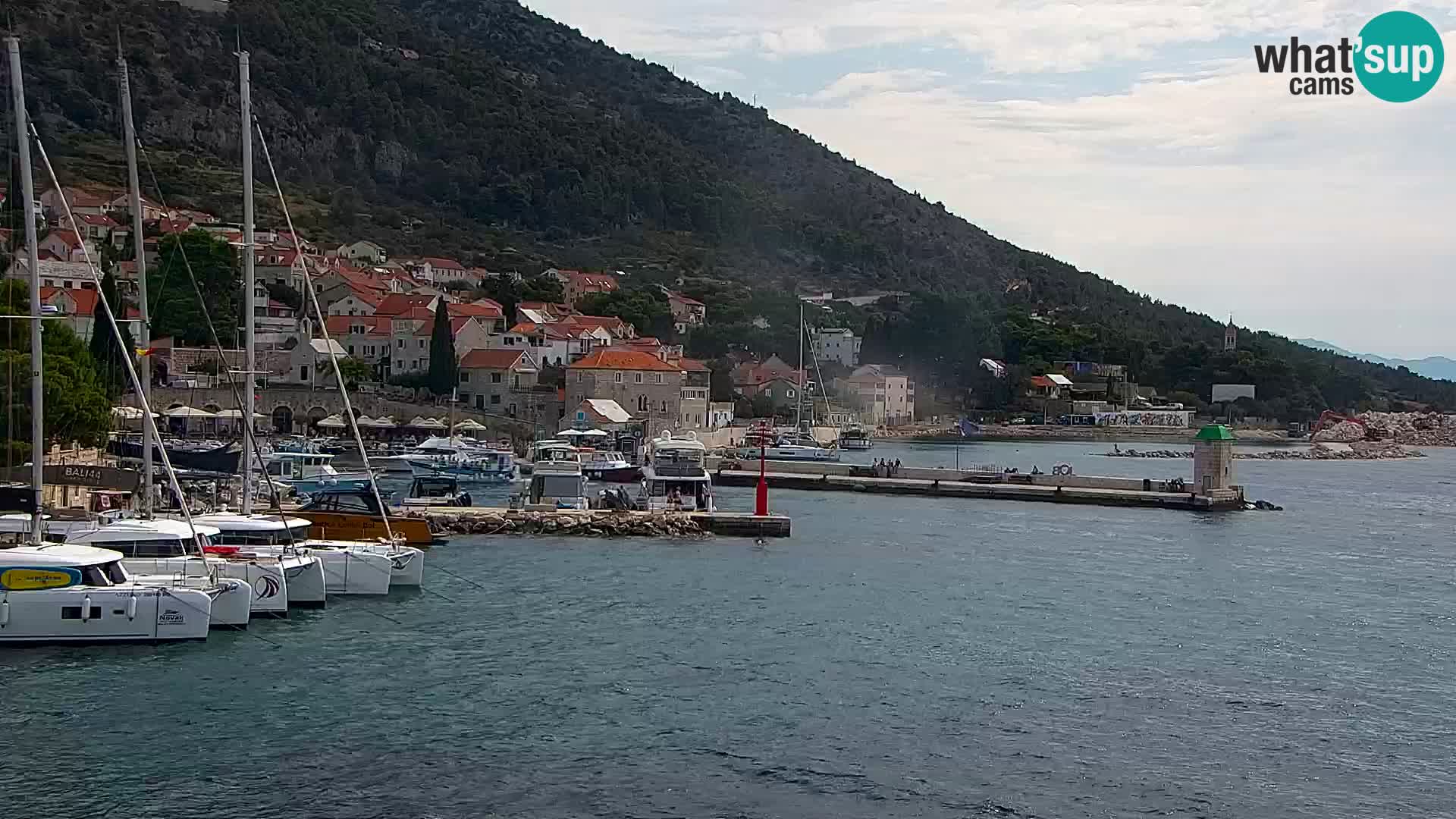 Web kamera Bol – Centar mjesta i marina | Pogled uživo