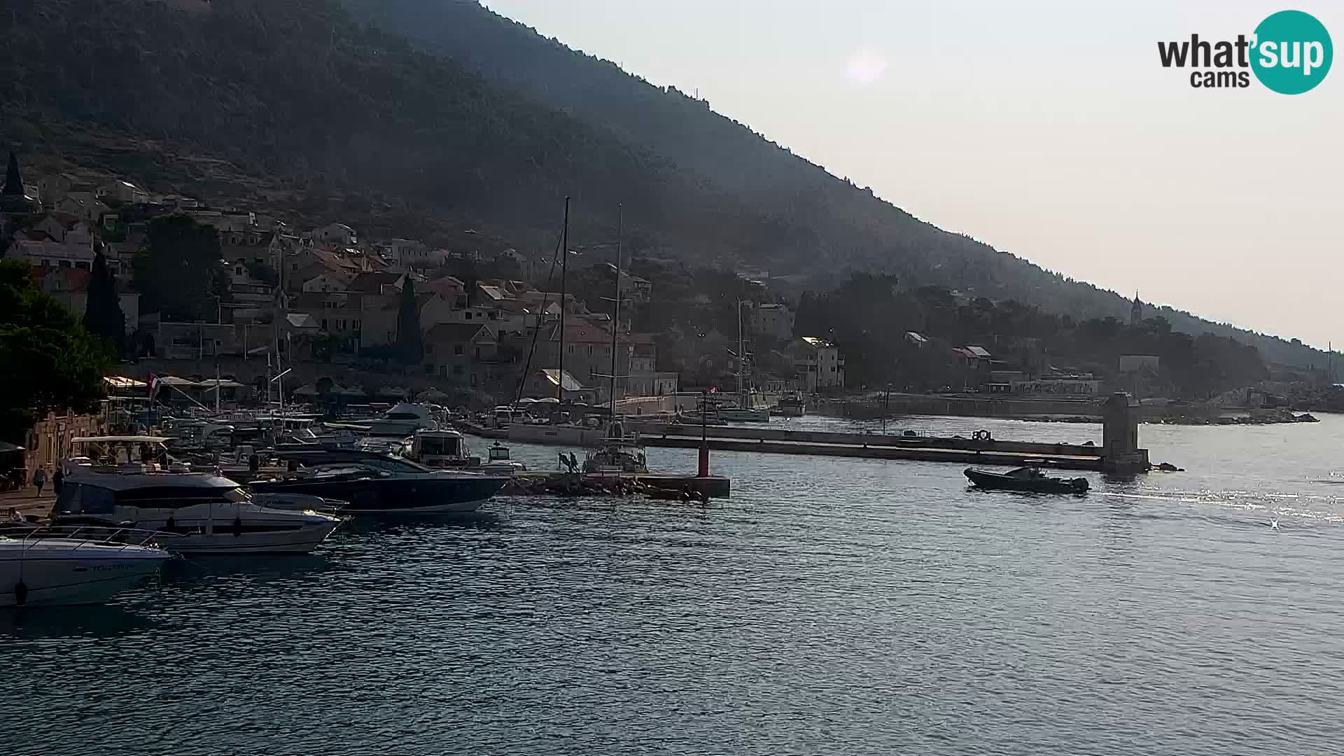 Spletna kamera Bol – Center mesta in marina v živo