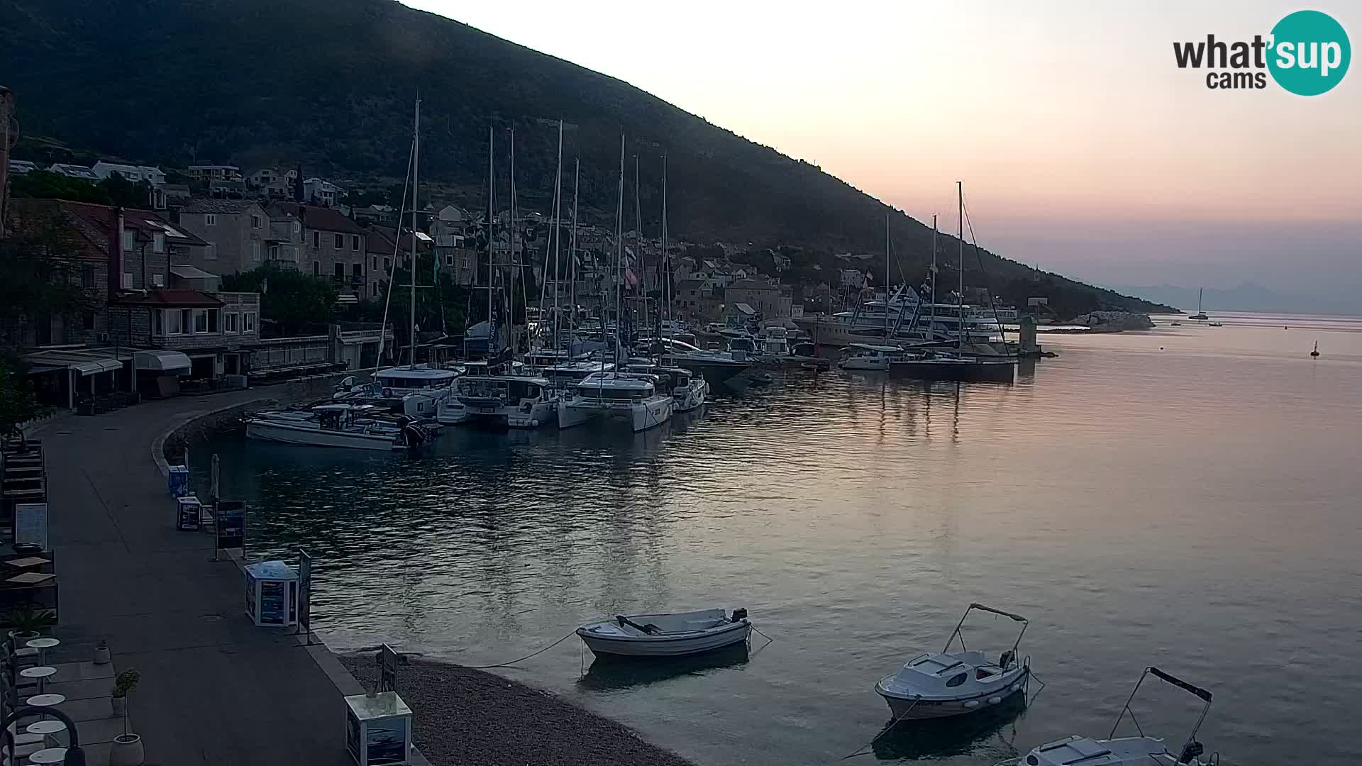 Webcam Bol Centro e Marina – Vista live dal porto di Bol