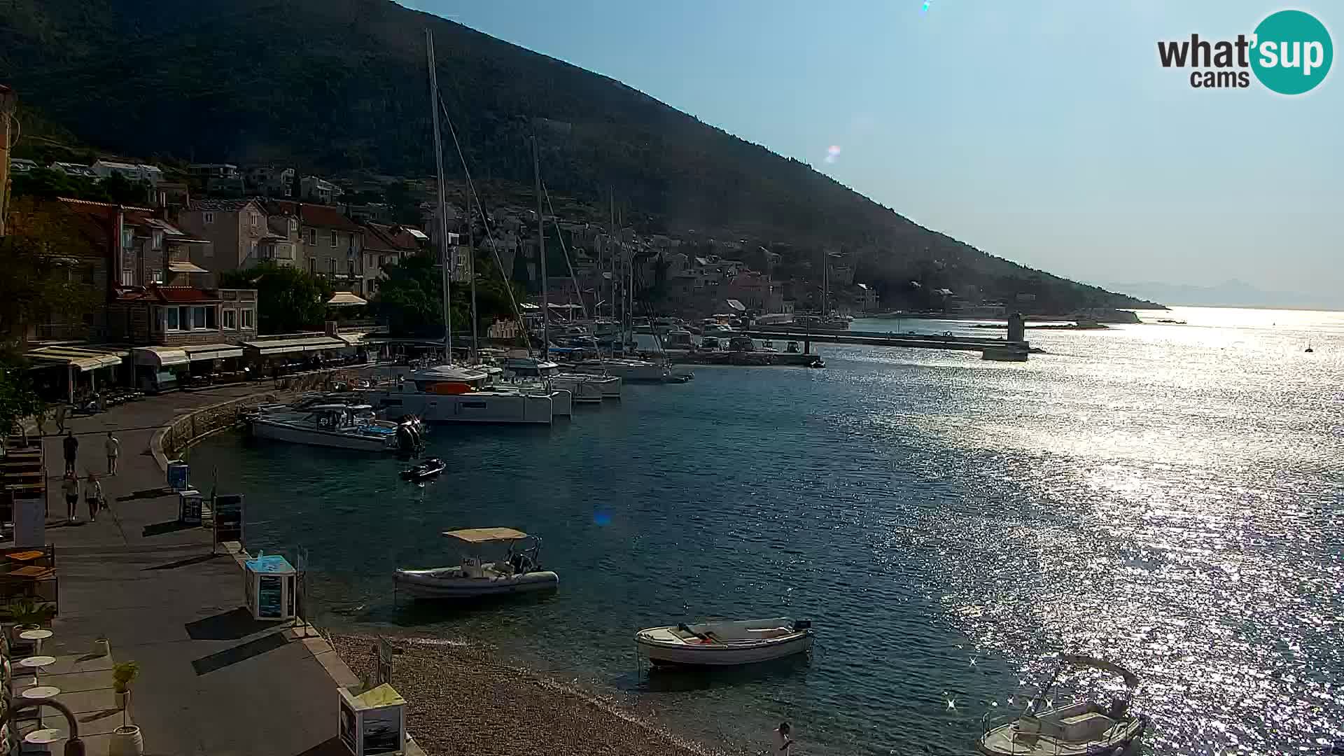 Web kamera Bol – Centar mjesta i marina | Pogled uživo