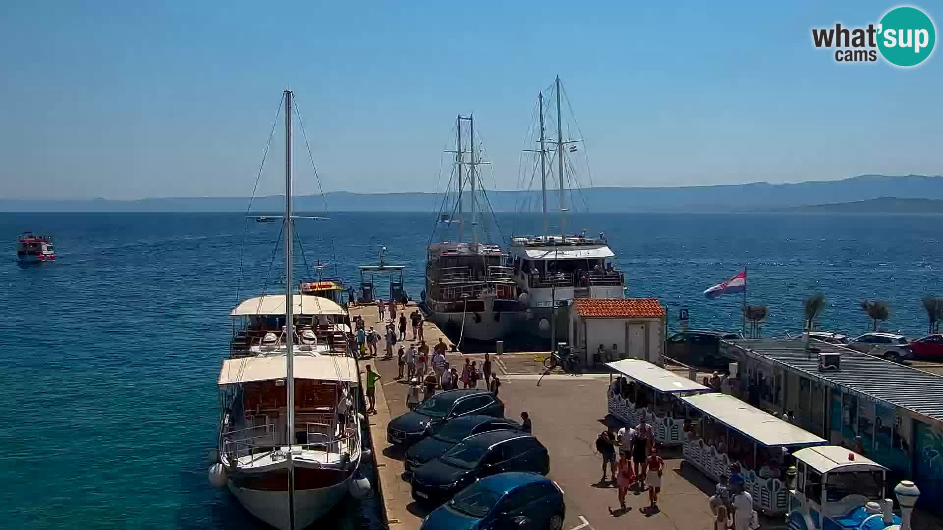 Spletna kamera Bol – Center mesta in marina v živo