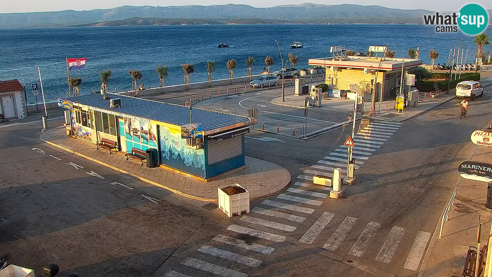 Web kamera Bol – Centar mjesta i marina | Pogled uživo