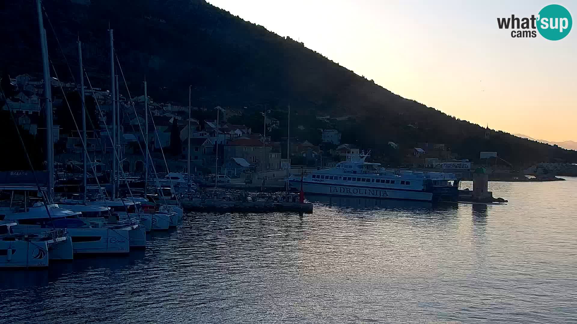 Web kamera Bol – Centar mjesta i marina | Pogled uživo