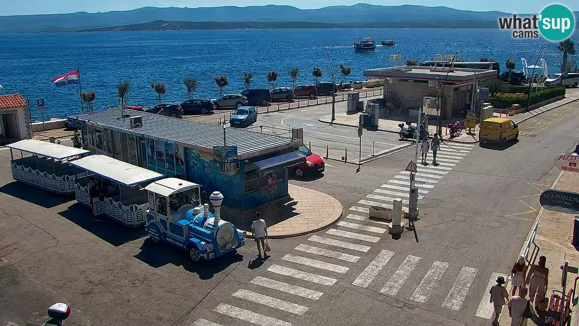 Spletna kamera Bol – Center mesta in marina v živo