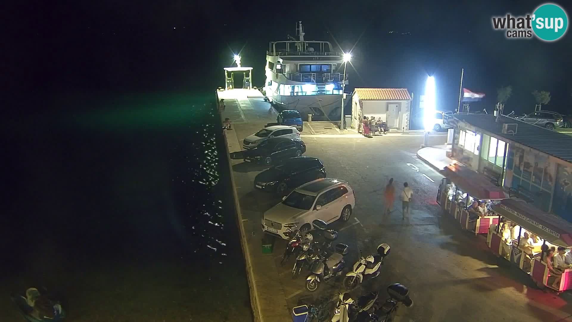 Spletna kamera Bol – Center mesta in marina v živo