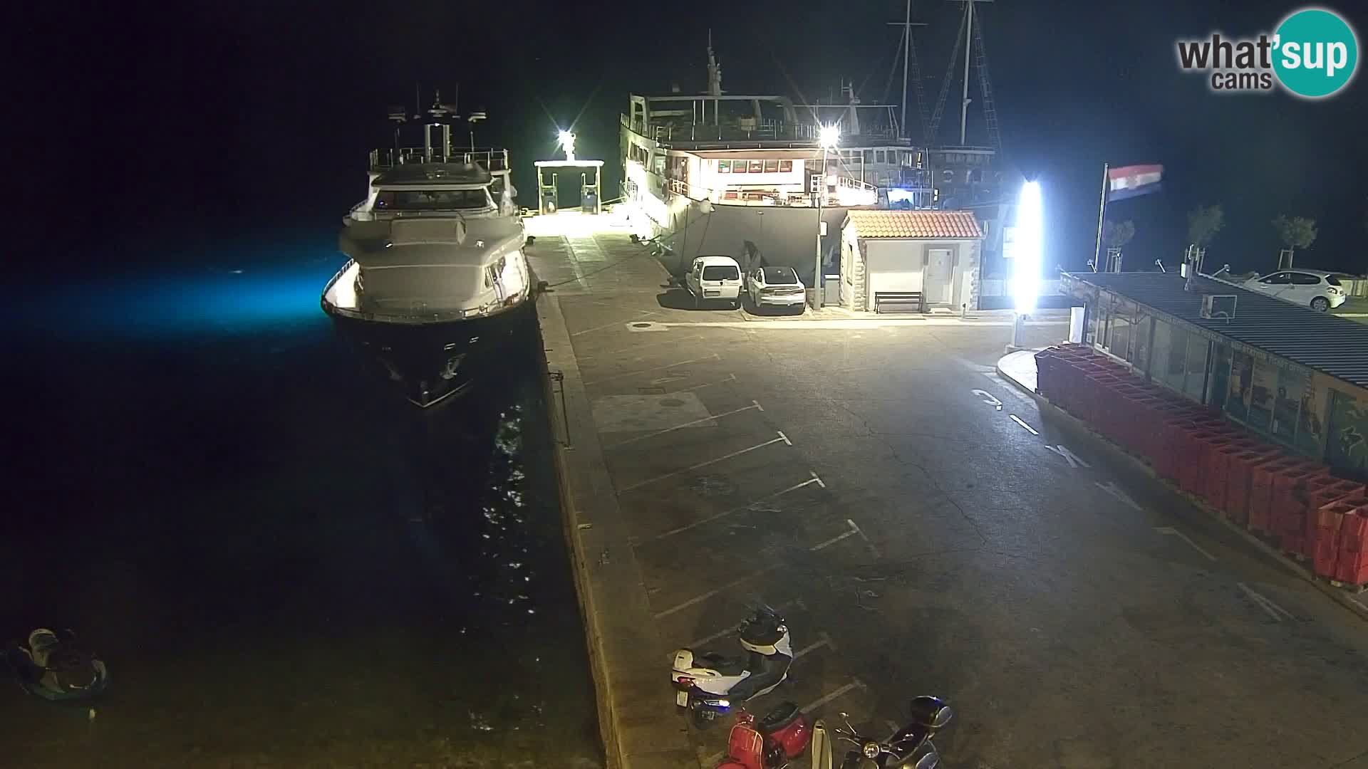 Spletna kamera Bol – Center mesta in marina v živo