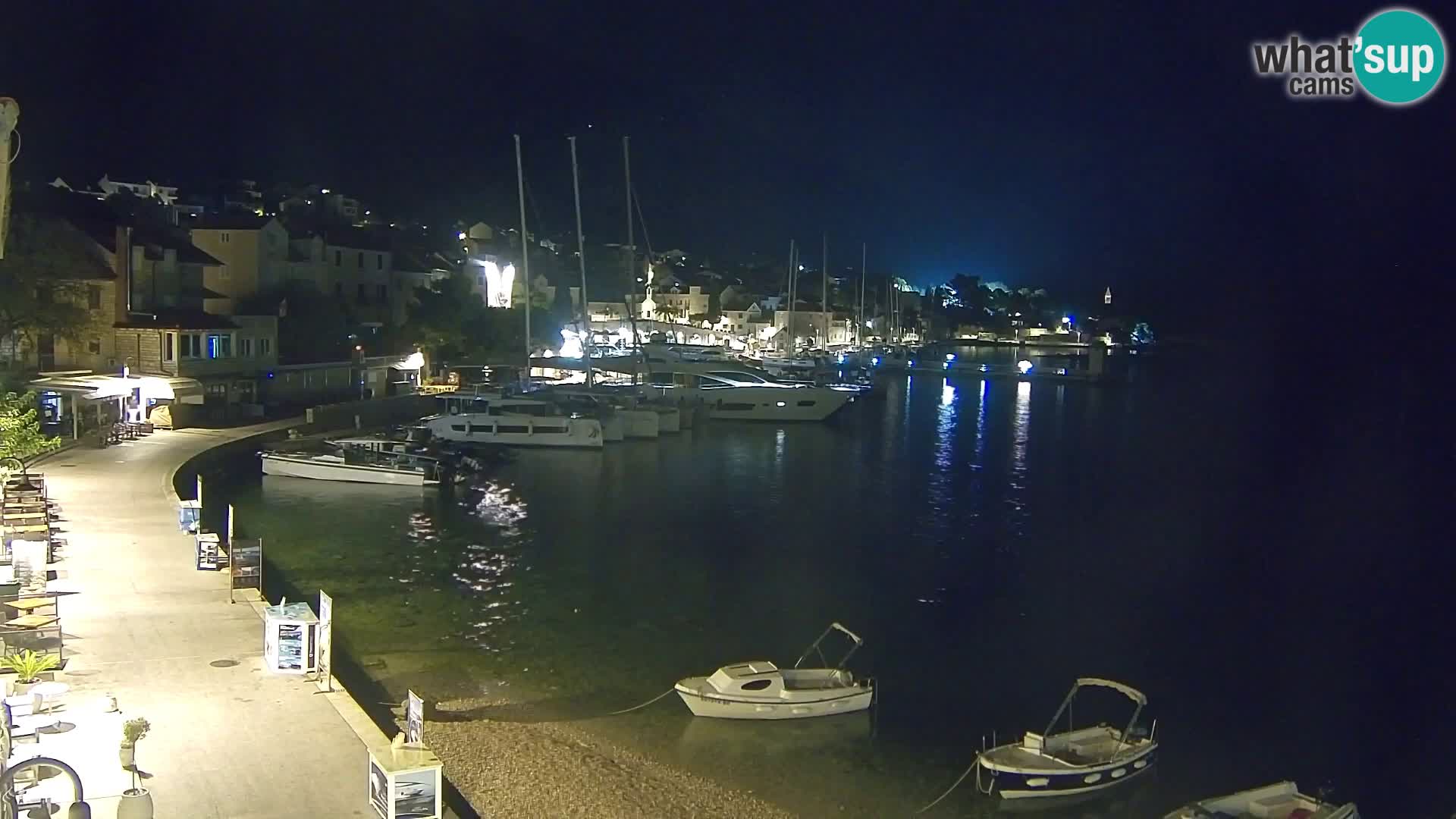 Spletna kamera Bol – Center mesta in marina v živo
