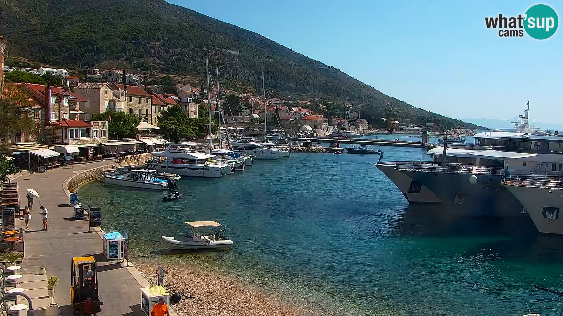 Web kamera Bol – Centar mjesta i marina | Pogled uživo