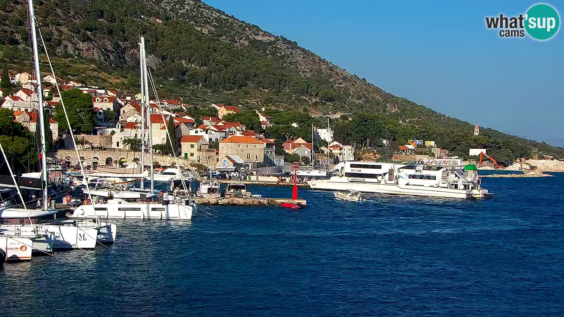 Web kamera Bol – Centar mjesta i marina | Pogled uživo
