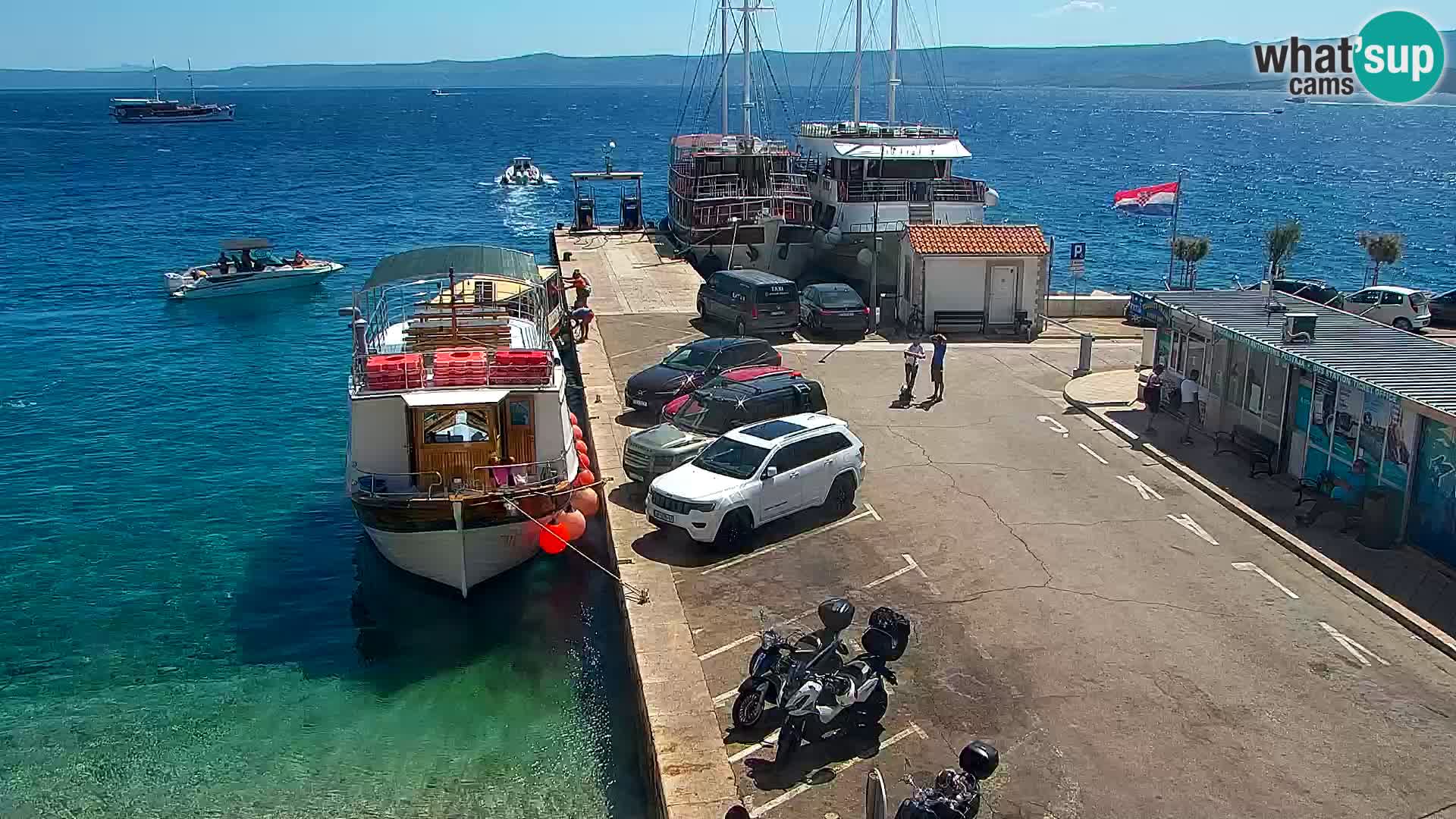 Web kamera Bol – Centar mjesta i marina | Pogled uživo