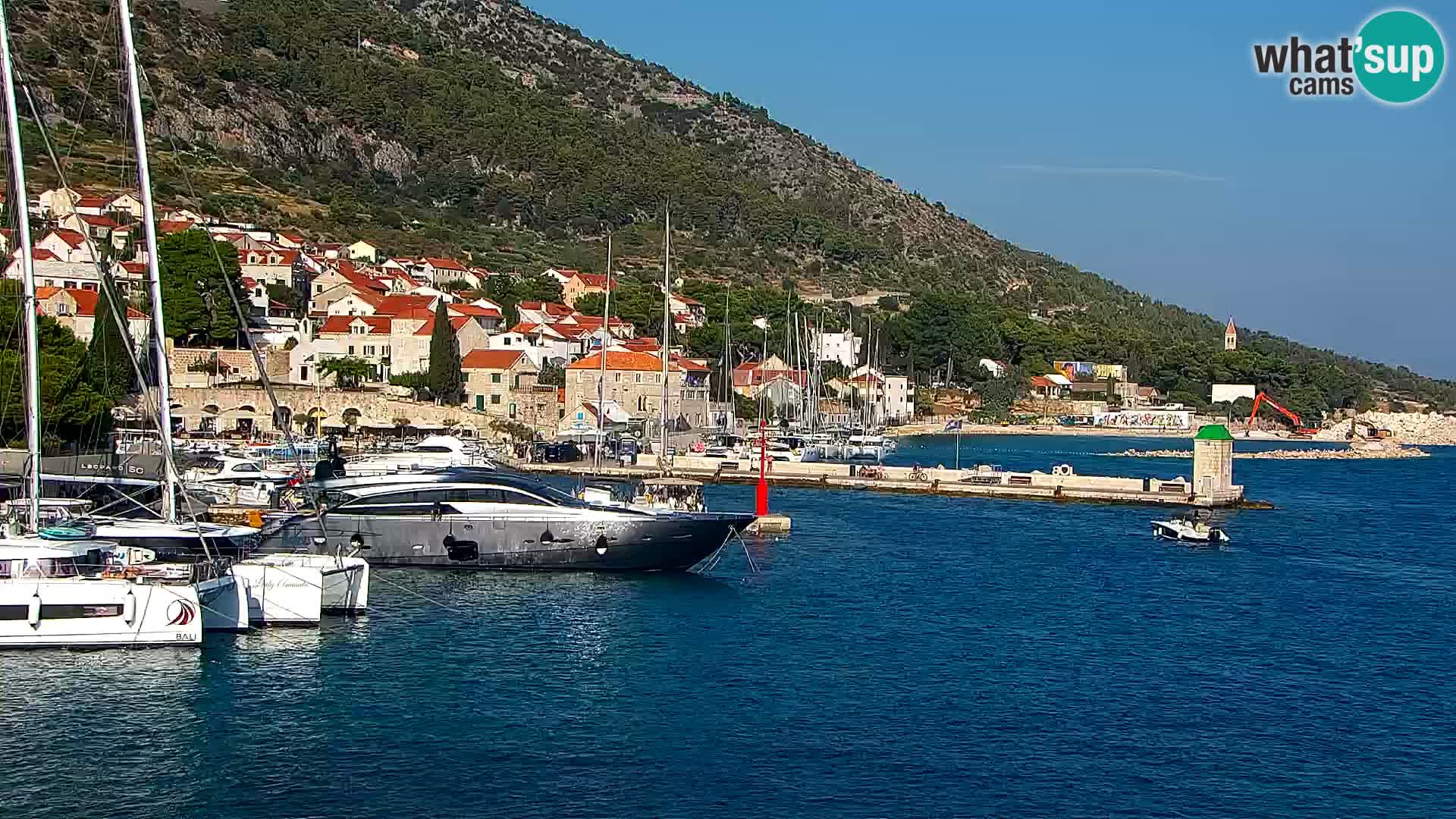 Web kamera Bol – Centar mjesta i marina | Pogled uživo