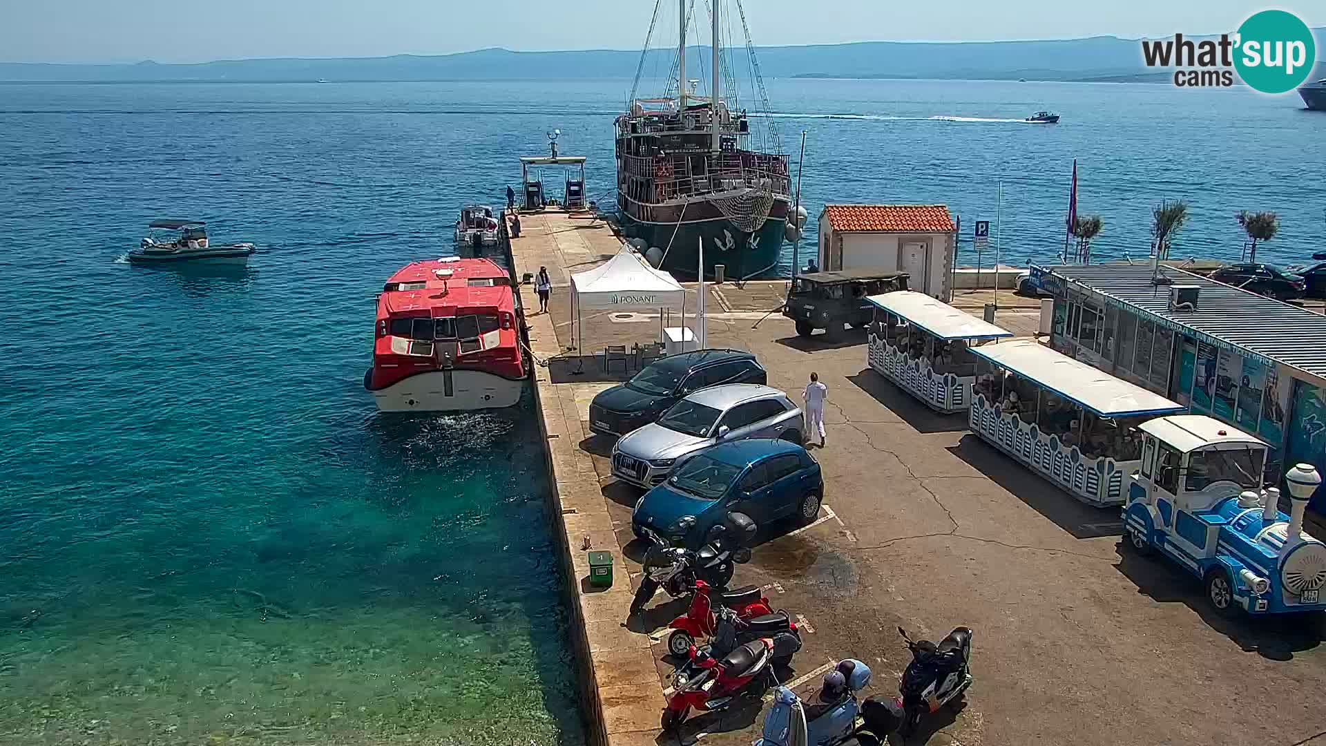Web kamera Bol – Centar mjesta i marina | Pogled uživo