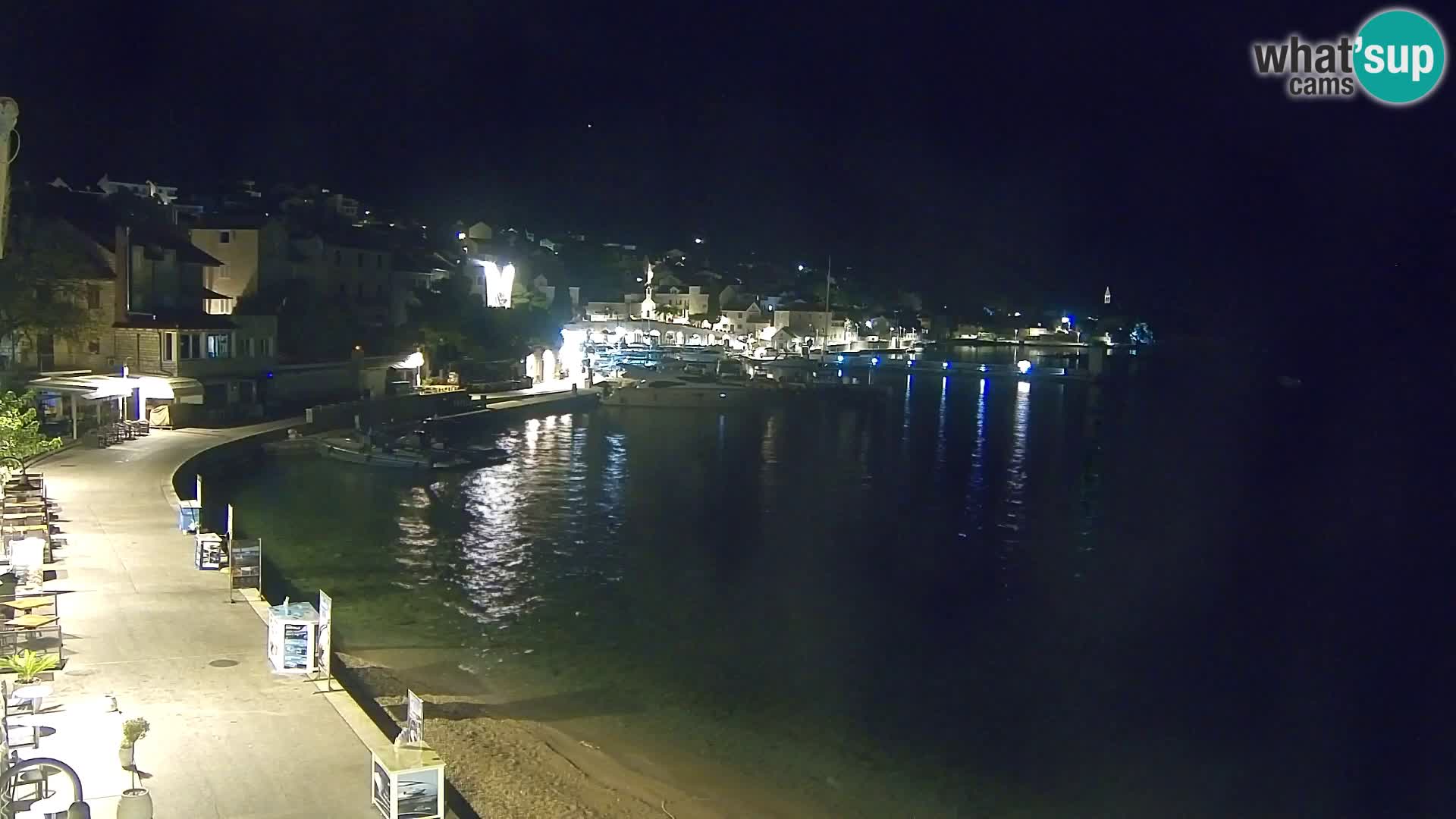 Spletna kamera Bol – Center mesta in marina v živo