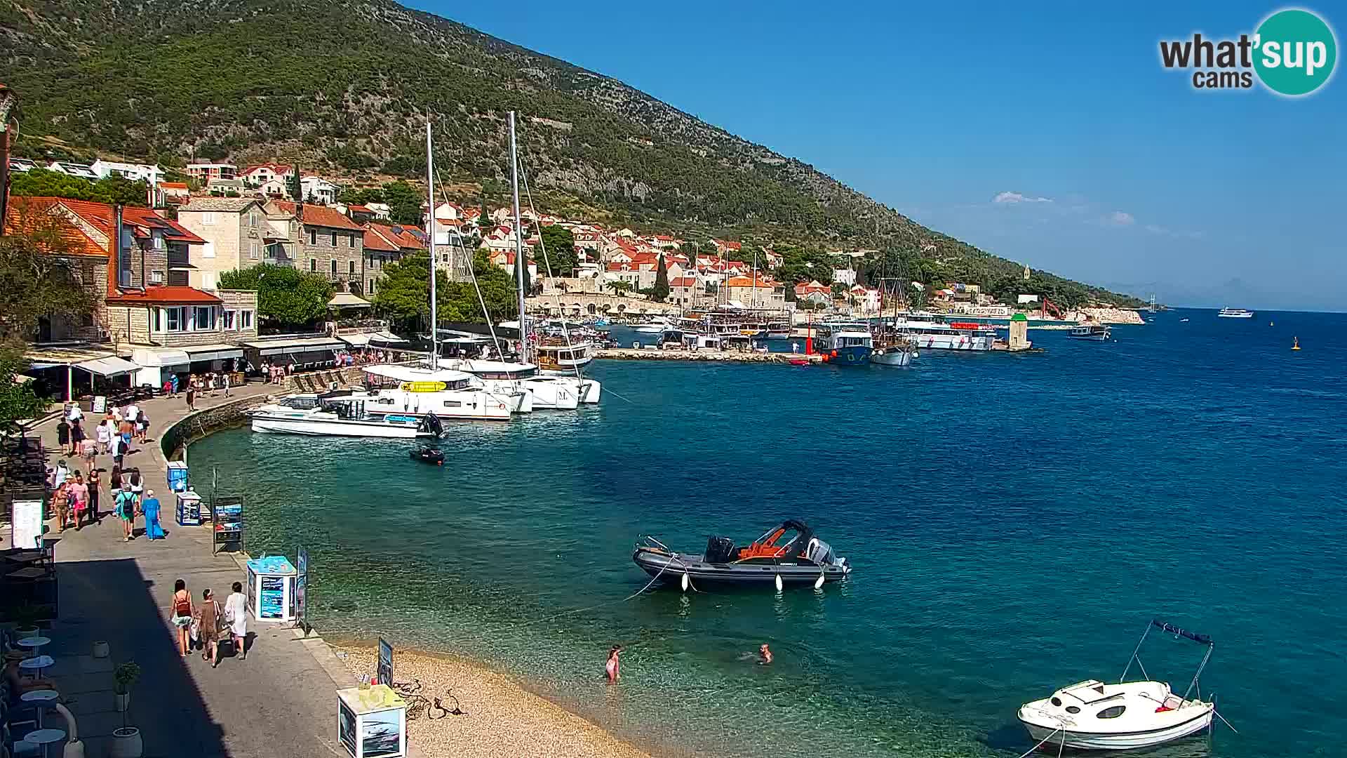 Spletna kamera Bol – Center mesta in marina v živo