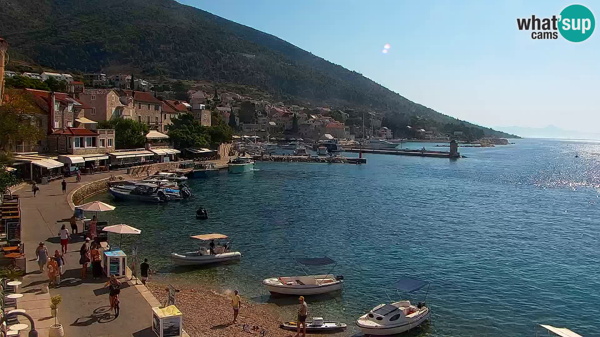 Web kamera Bol – Centar mjesta i marina | Pogled uživo