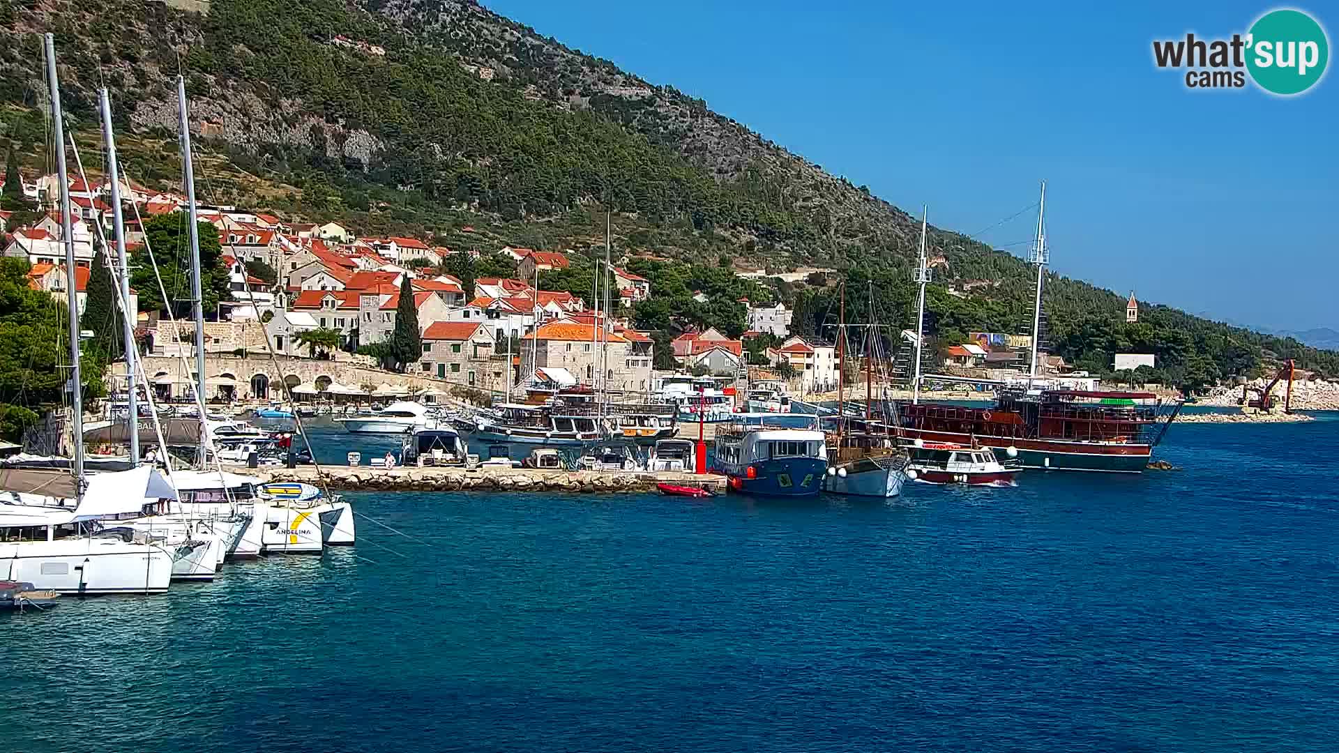 Web kamera Bol – Centar mjesta i marina | Pogled uživo