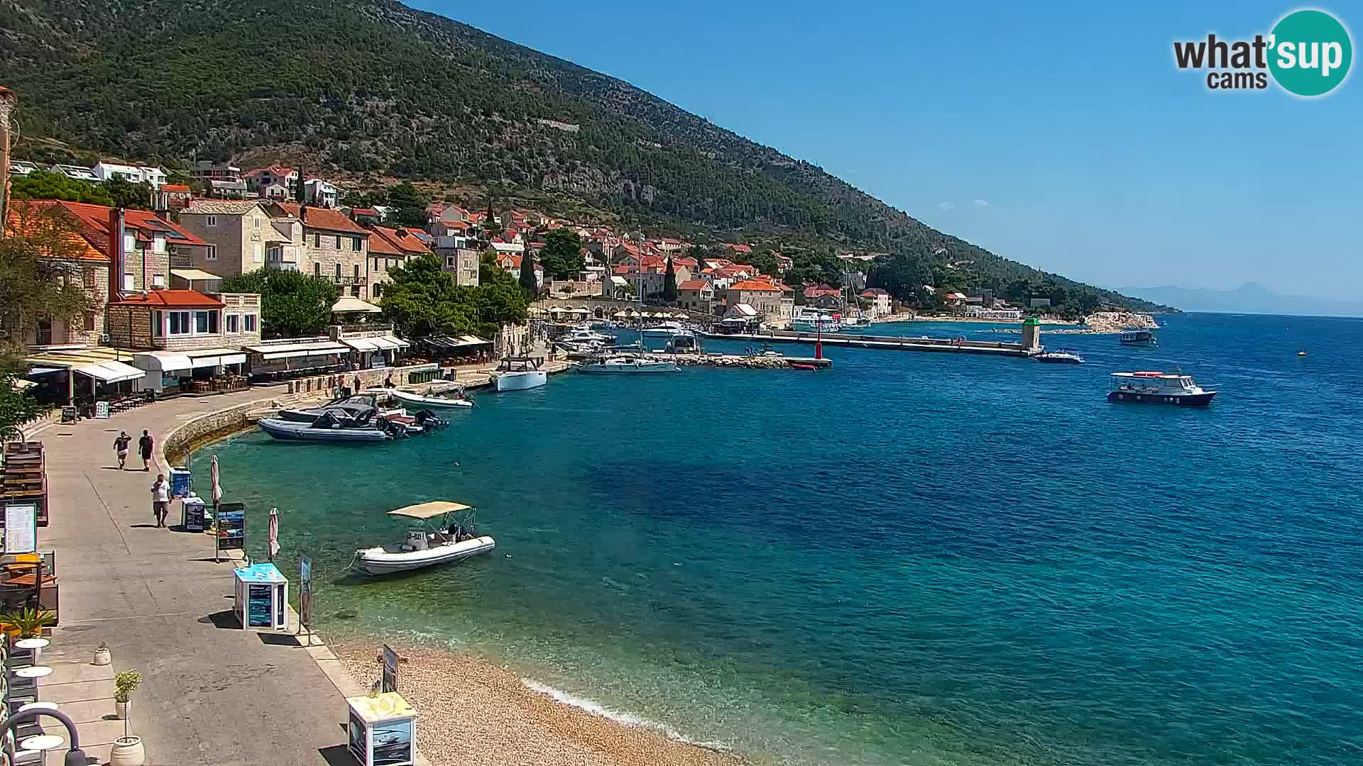 Spletna kamera Bol – Center mesta in marina v živo