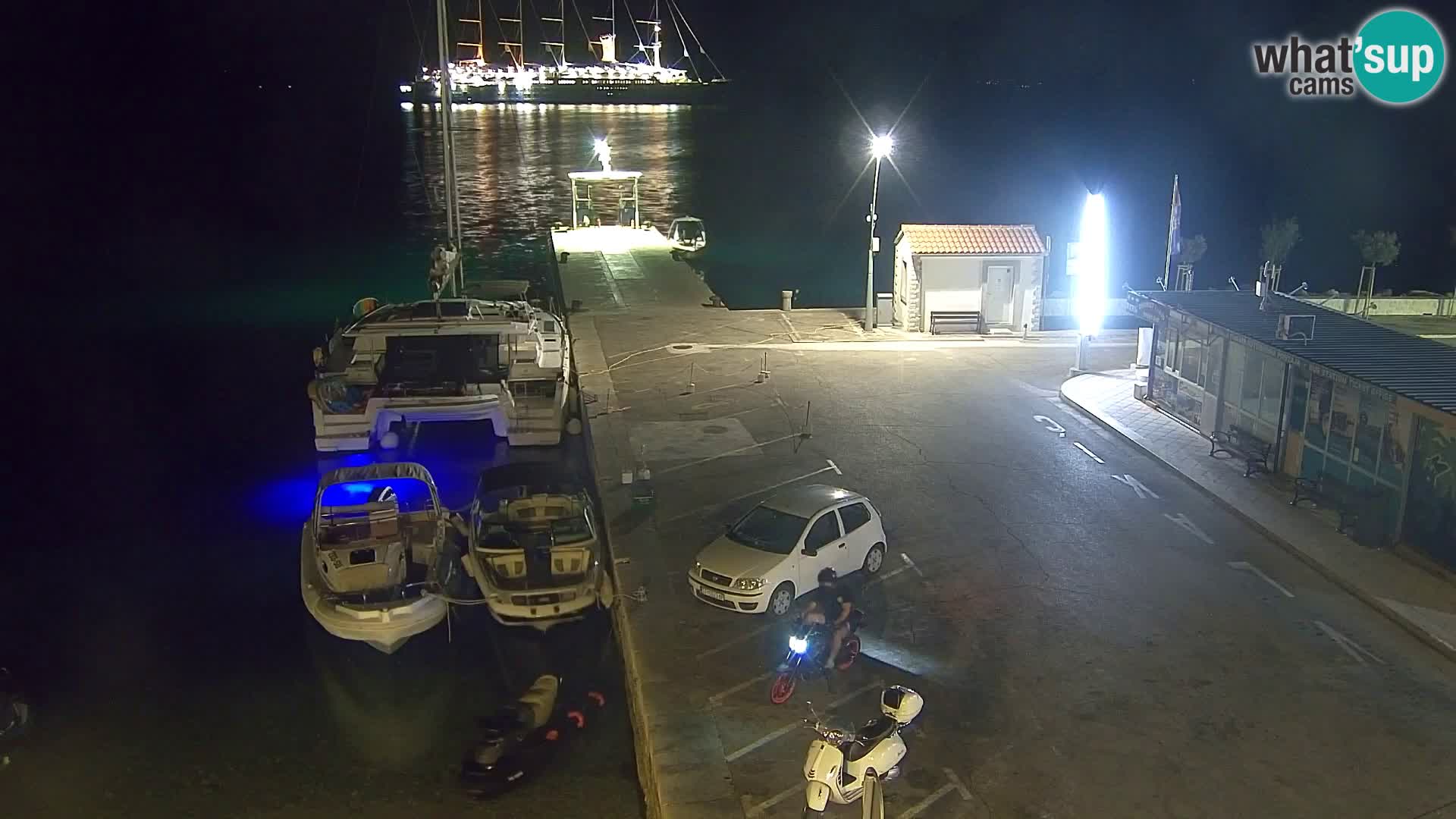 Webcam Bol Centro e Marina – Vista live dal porto di Bol