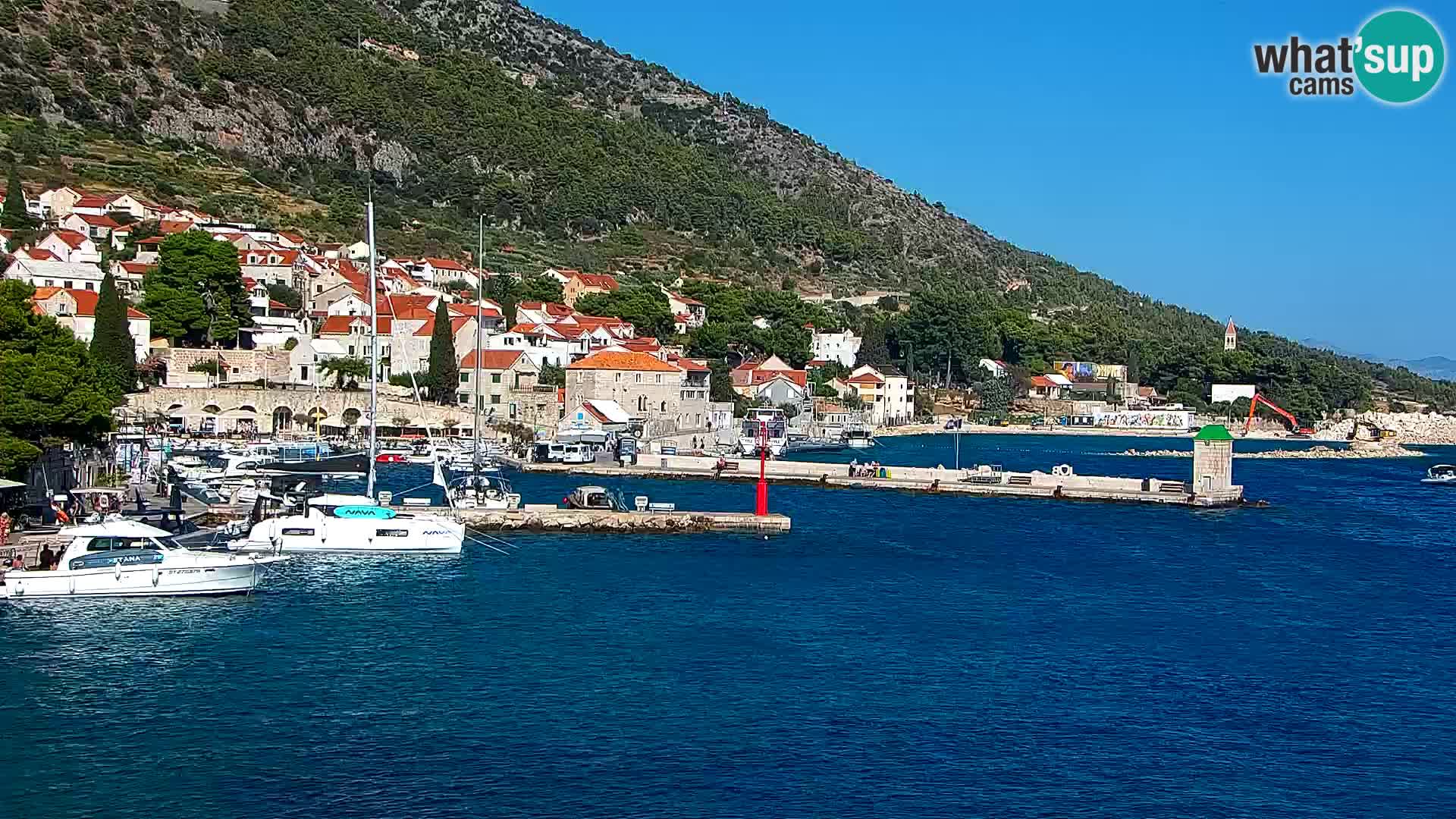 Web kamera Bol – Centar mjesta i marina | Pogled uživo