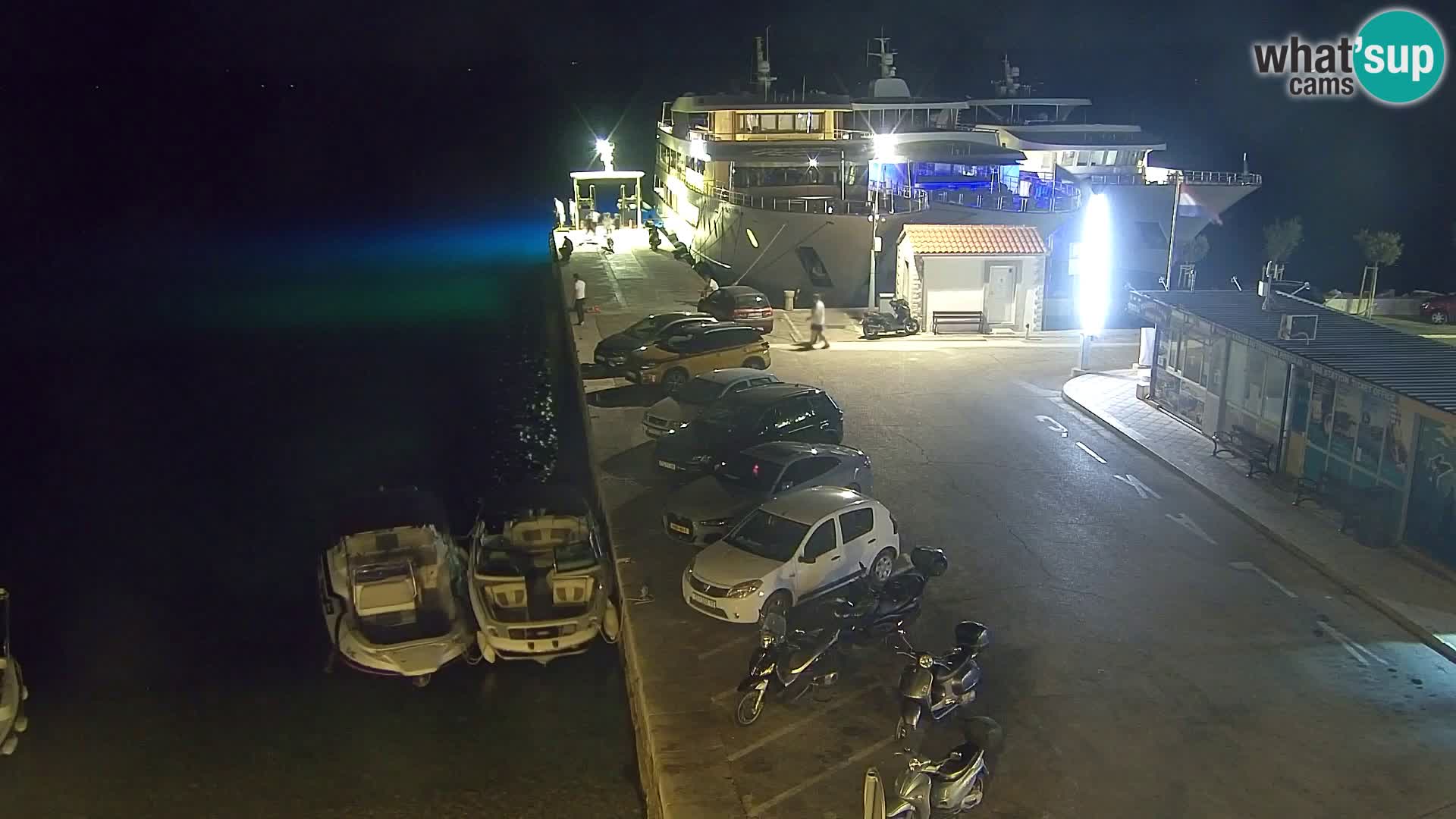 Spletna kamera Bol – Center mesta in marina v živo