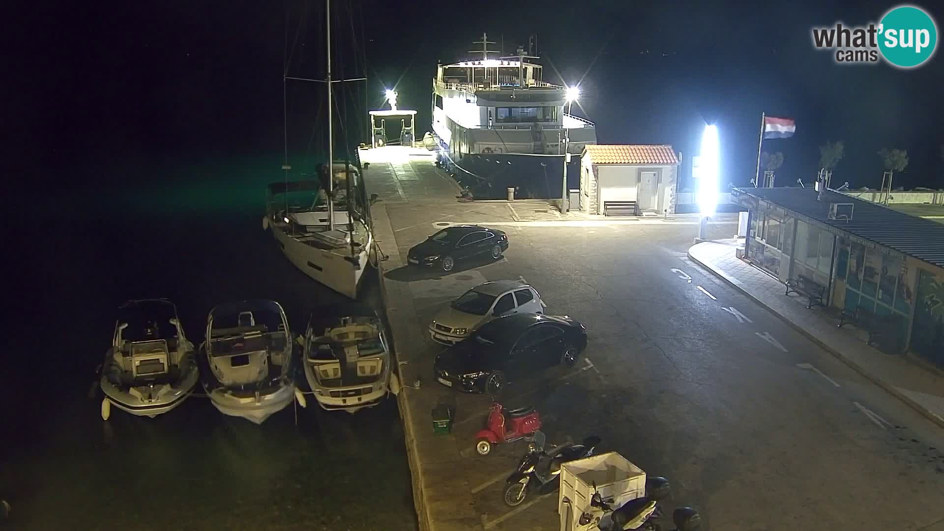 Spletna kamera Bol – Center mesta in marina v živo