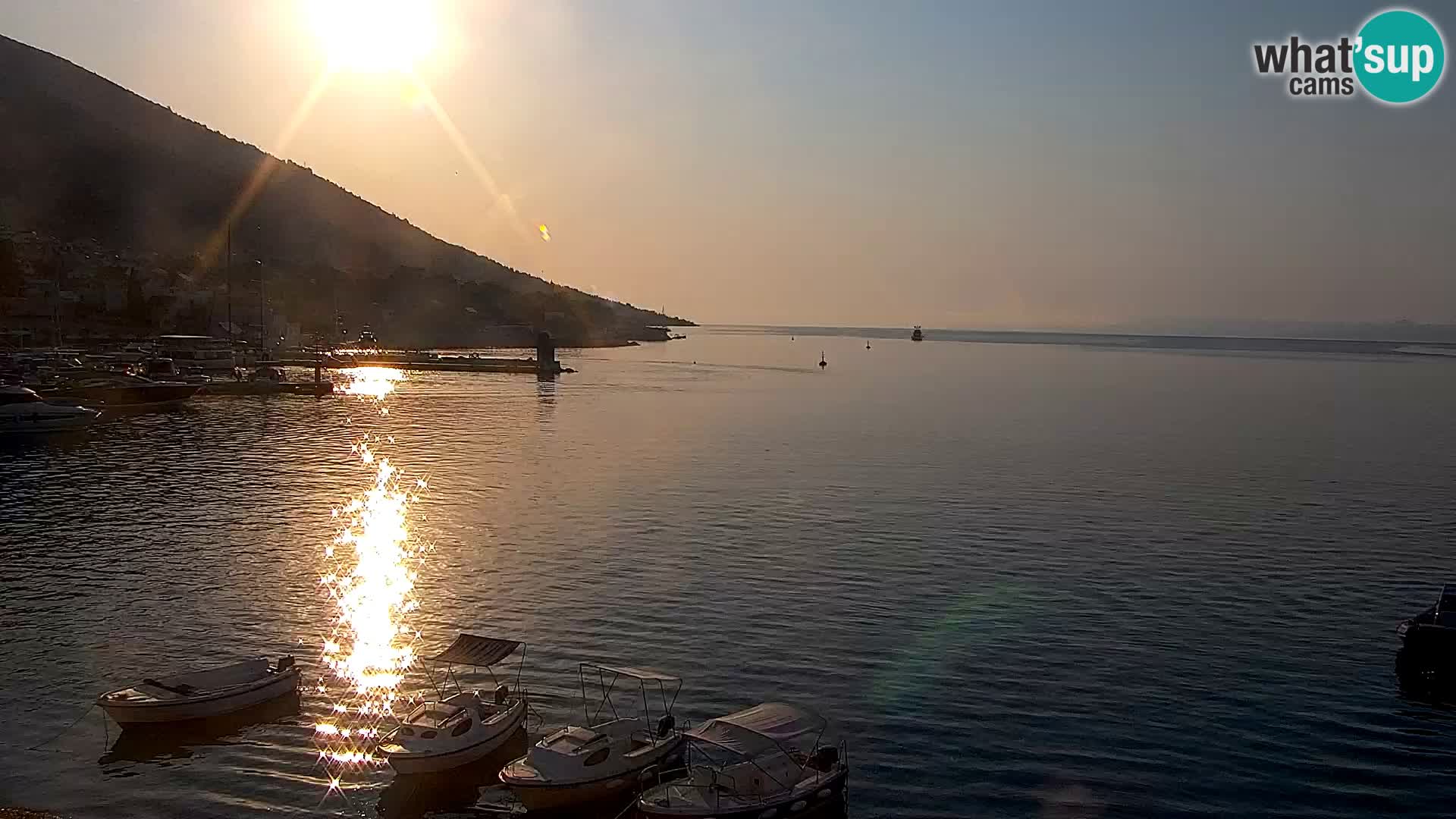 Spletna kamera Bol – Center mesta in marina v živo