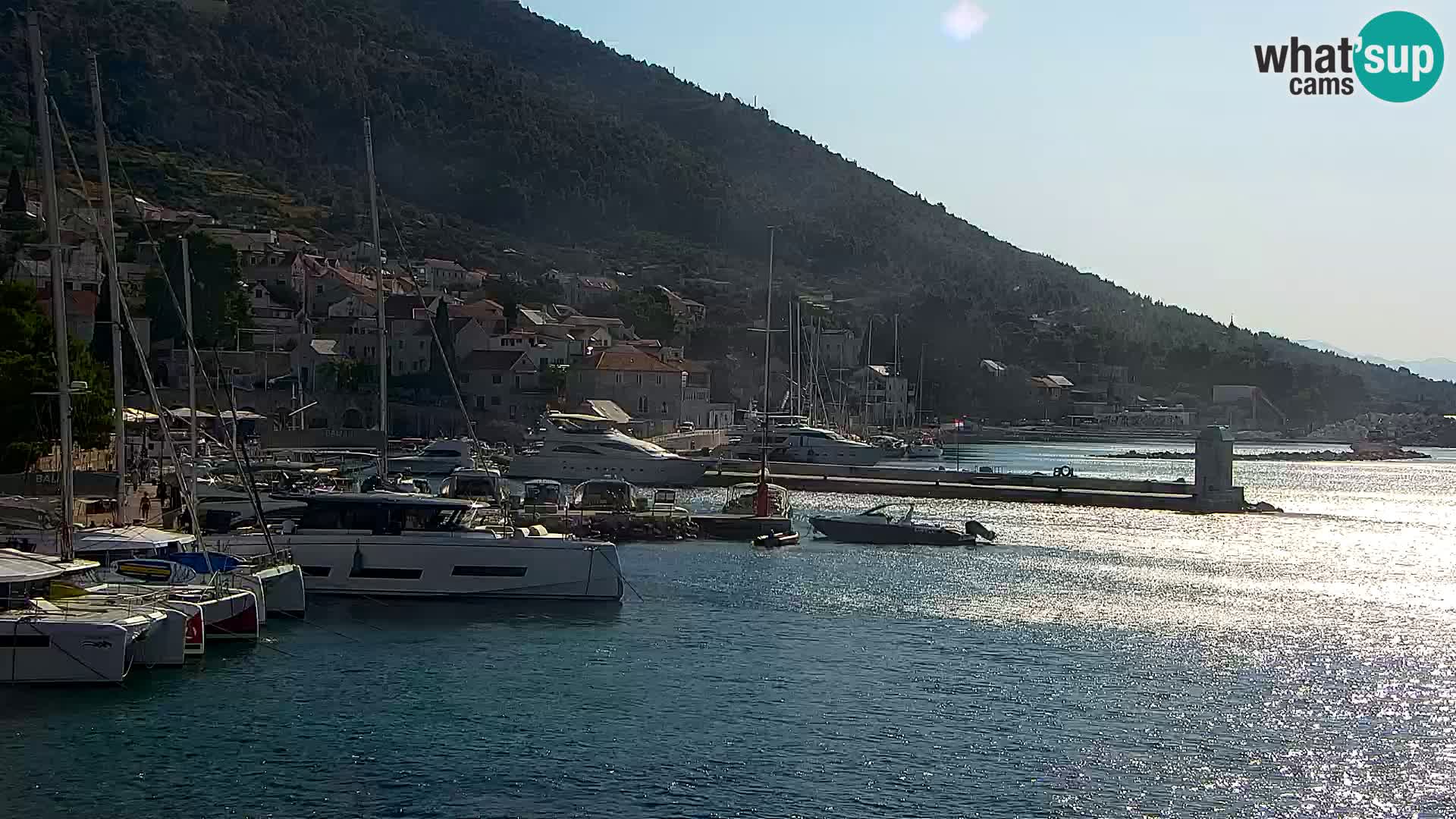Webcam Bol Centro e Marina – Vista live dal porto di Bol