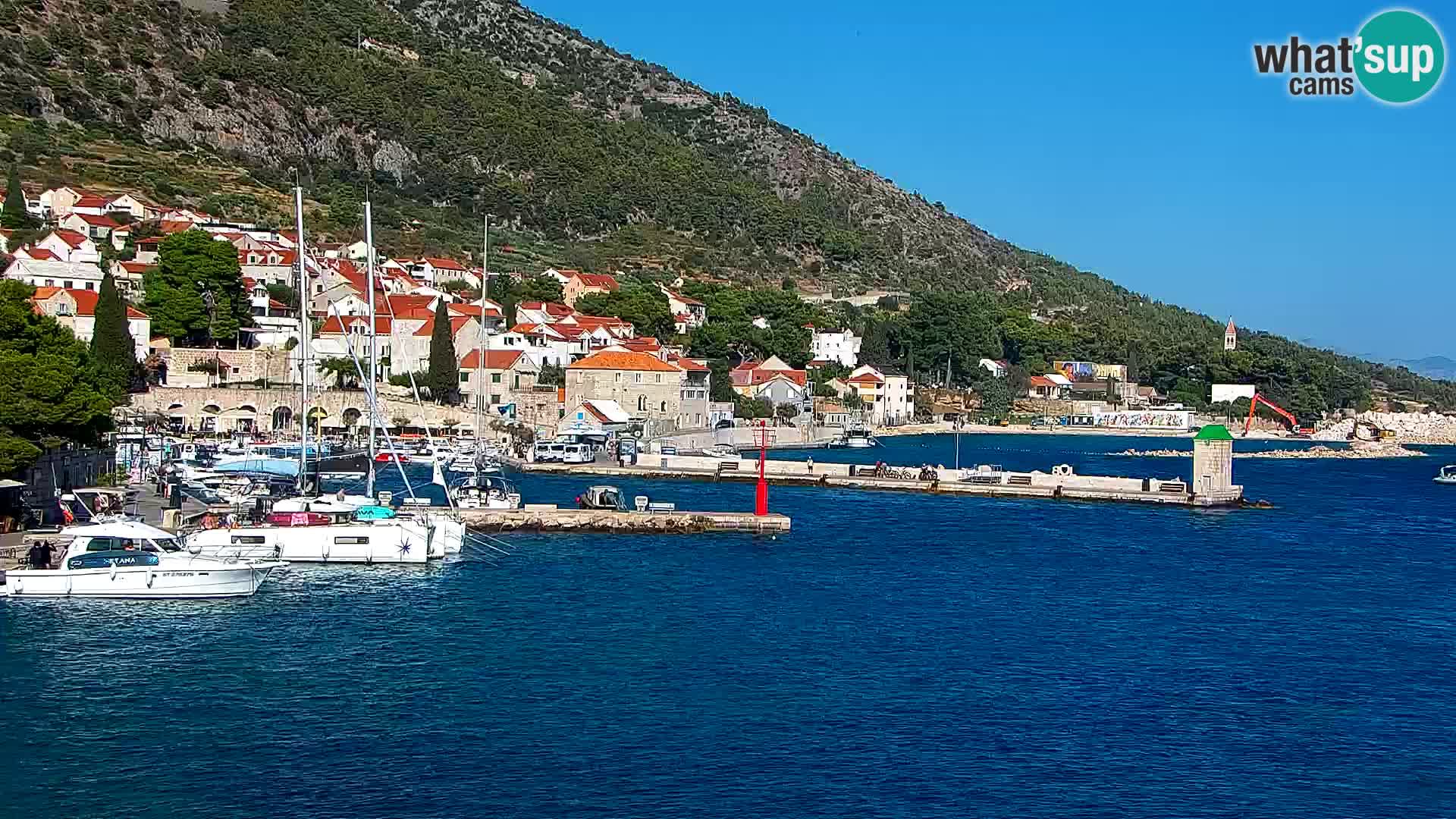 Web kamera Bol – Centar mjesta i marina | Pogled uživo