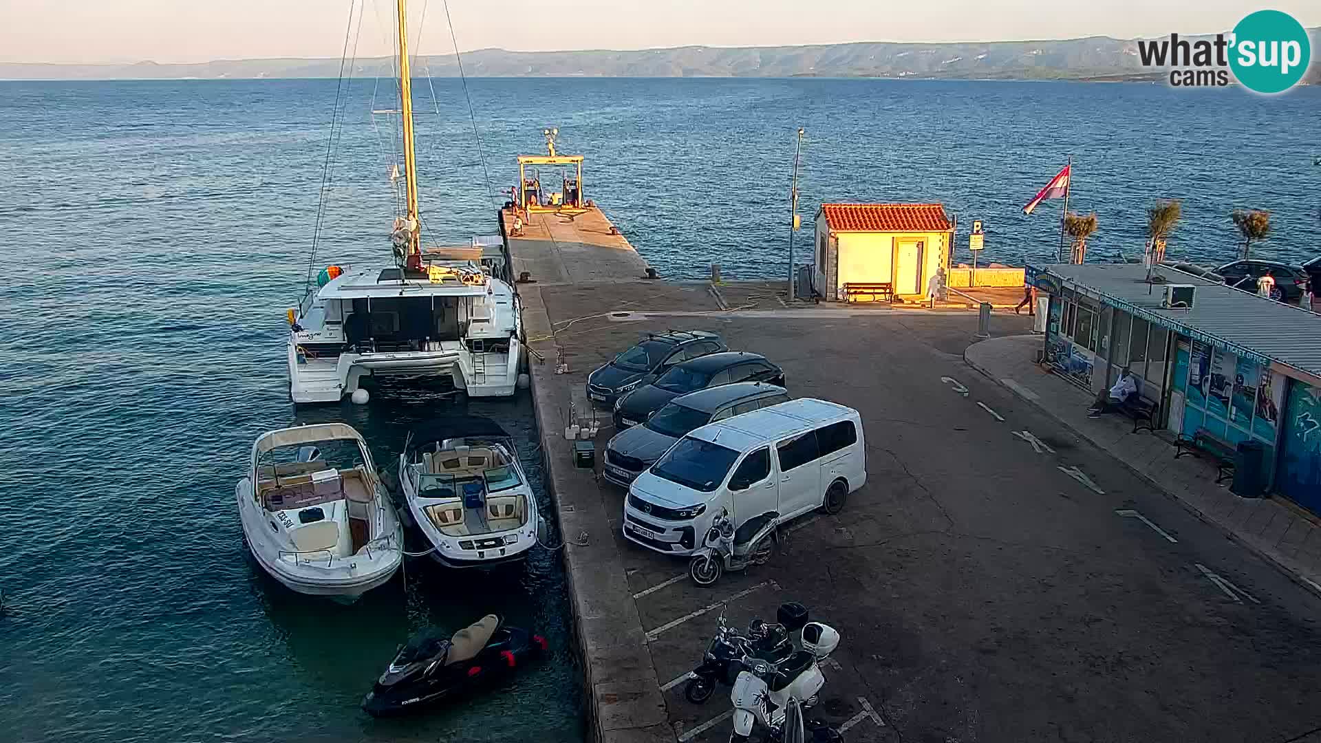 Spletna kamera Bol – Center mesta in marina v živo