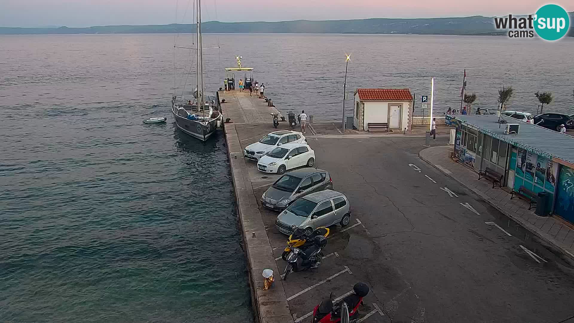 Spletna kamera Bol – Center mesta in marina v živo