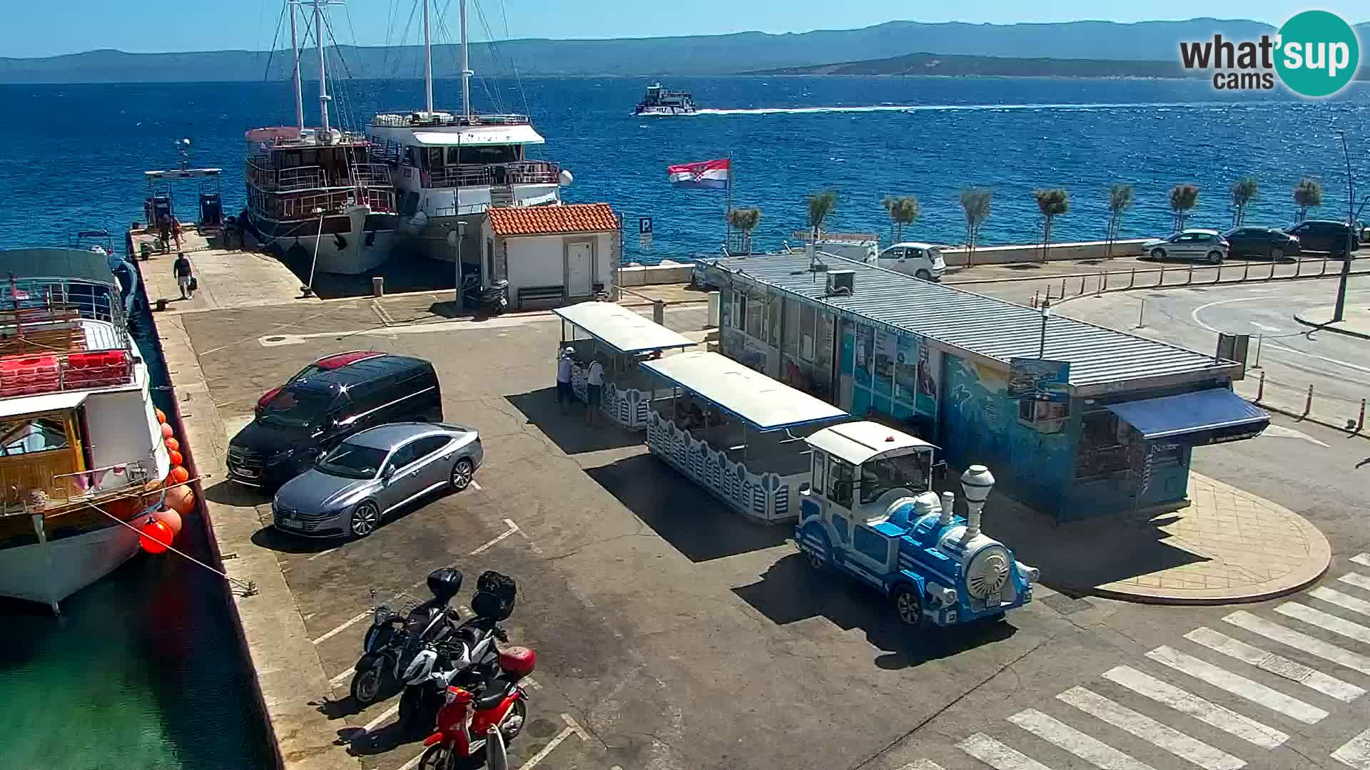 Web kamera Bol – Centar mjesta i marina | Pogled uživo