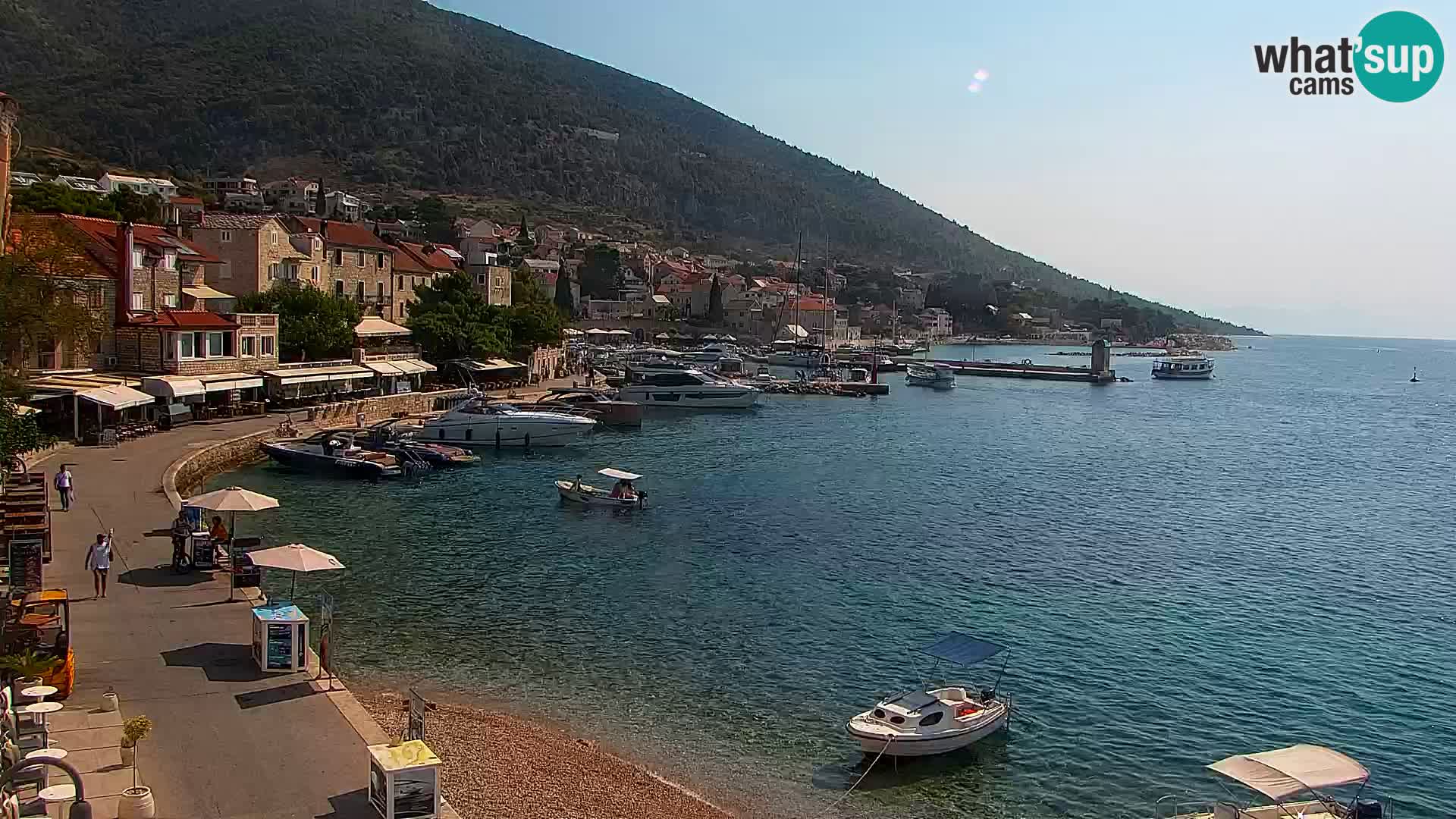 Web kamera Bol – Centar mjesta i marina | Pogled uživo
