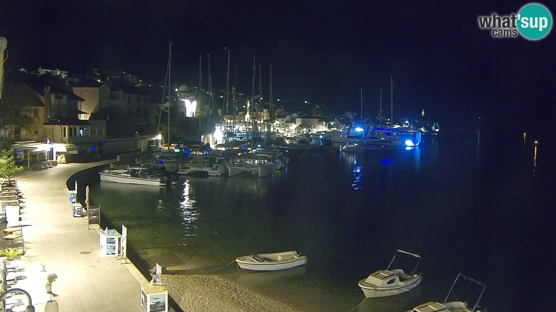 Spletna kamera Bol – Center mesta in marina v živo