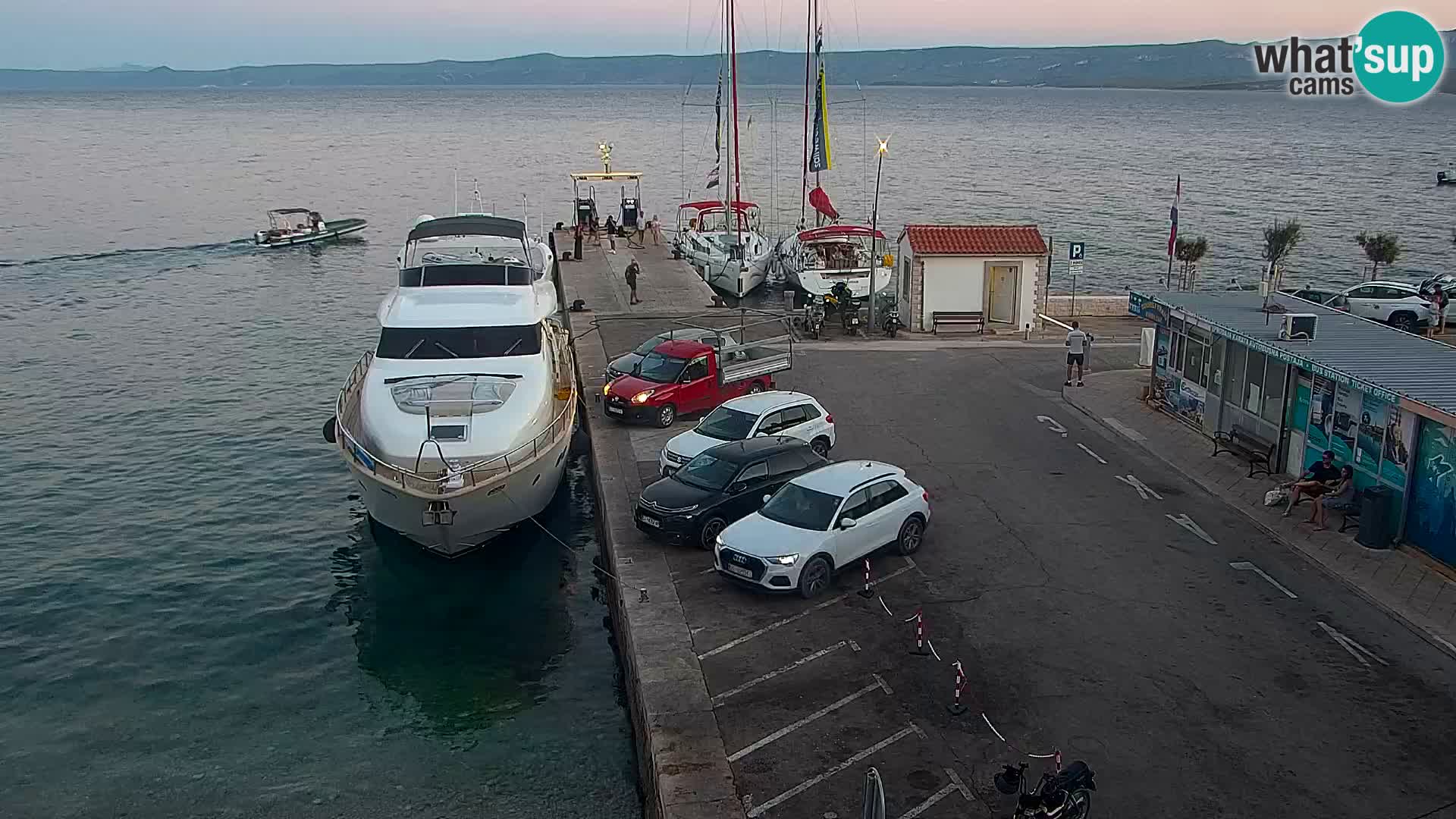 Webcam Bol Centro e Marina – Vista live dal porto di Bol