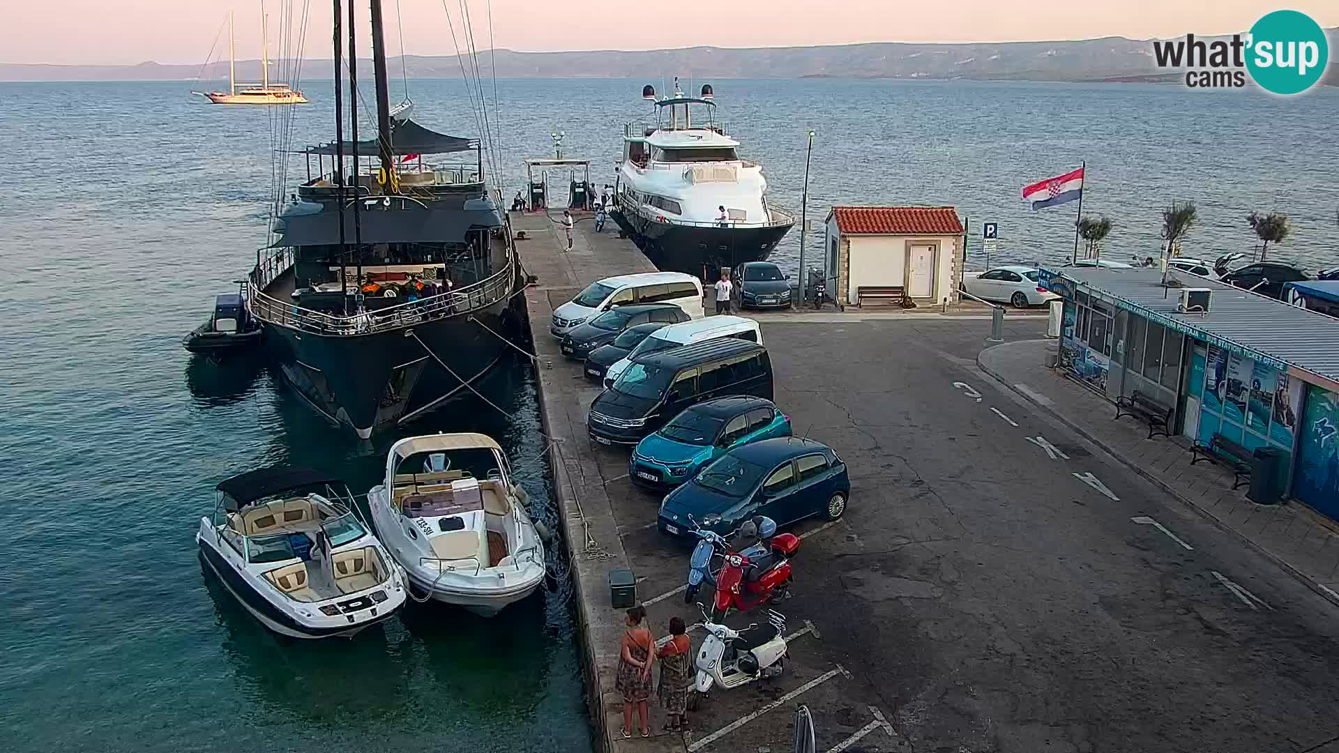 Webcam Bol Centro e Marina – Vista live dal porto di Bol