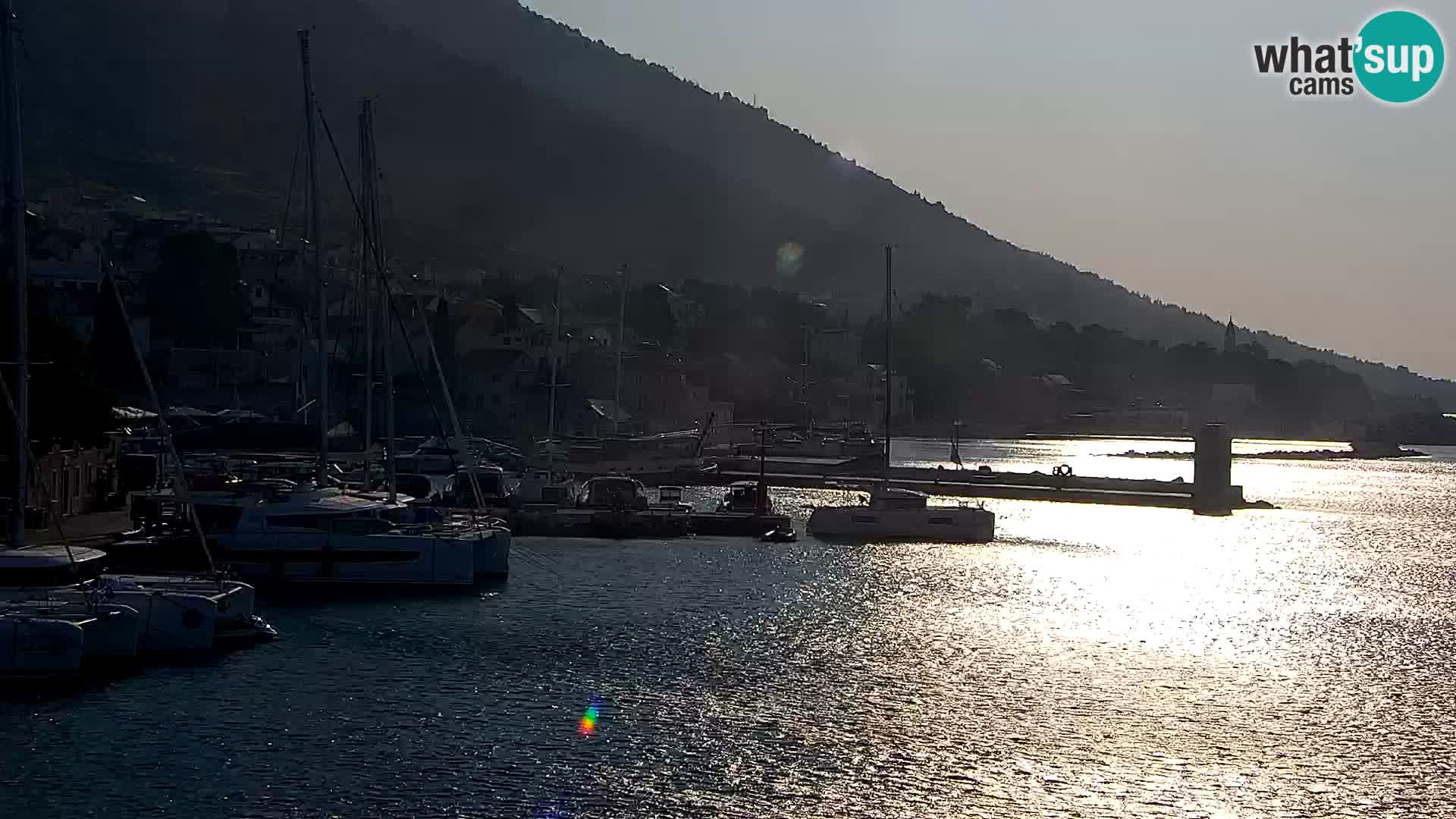 Web kamera Bol – Centar mjesta i marina | Pogled uživo