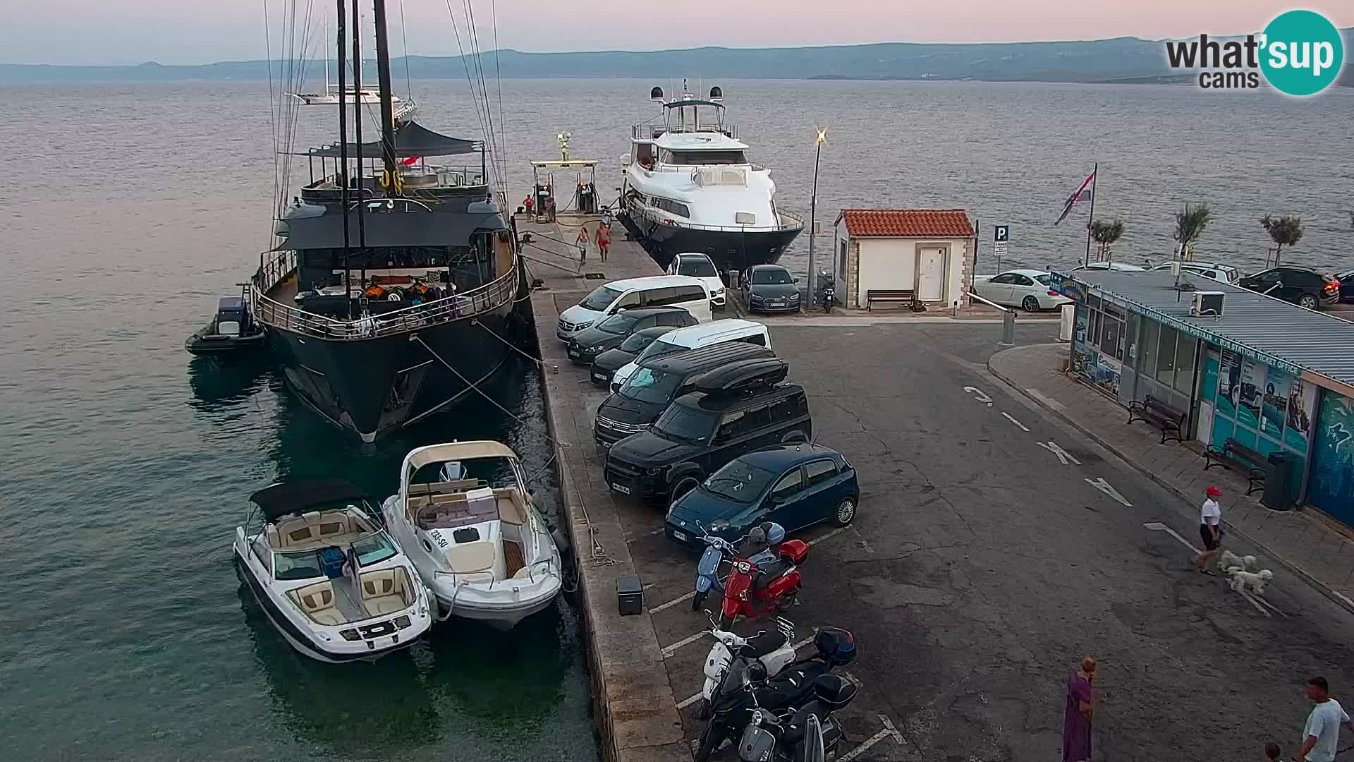 Spletna kamera Bol – Center mesta in marina v živo