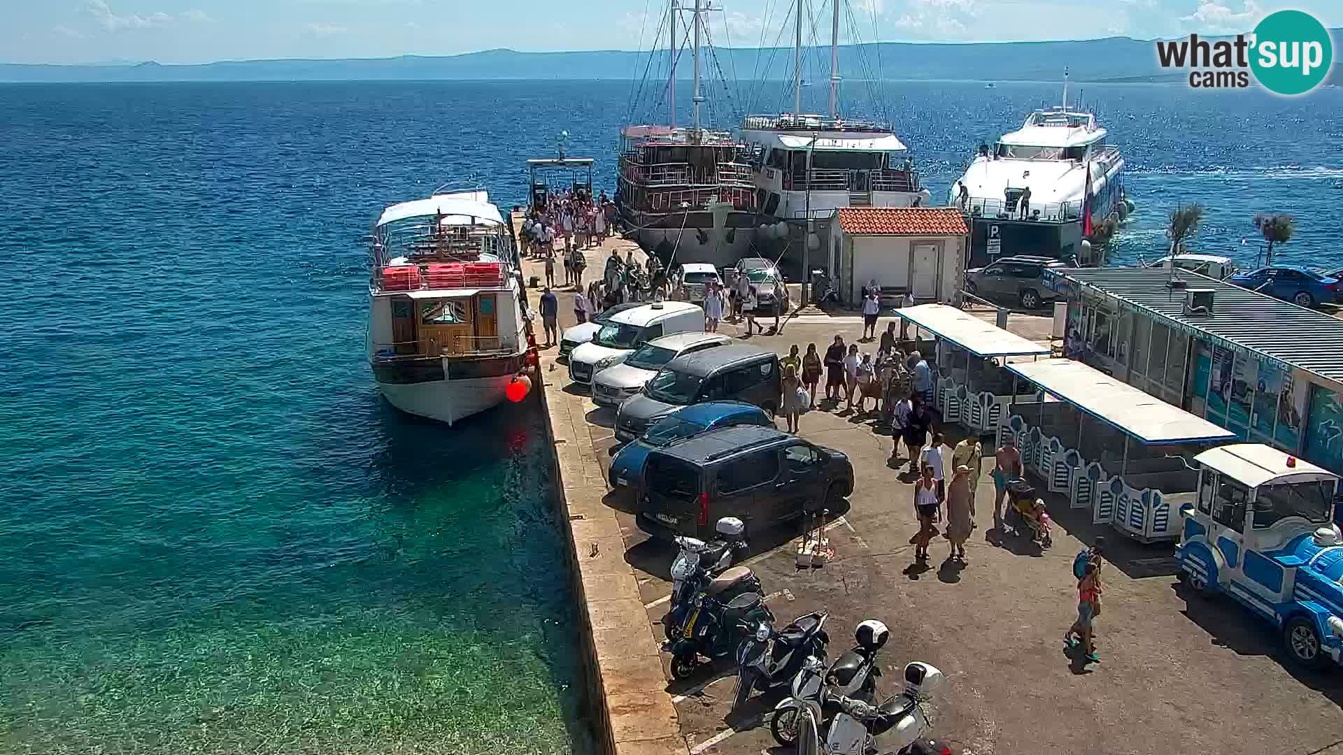 Spletna kamera Bol – Center mesta in marina v živo