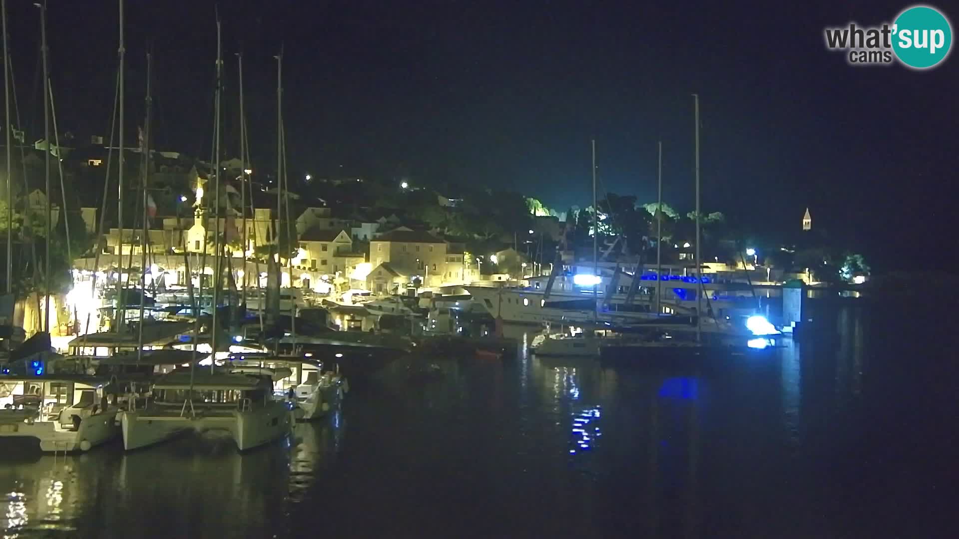 Spletna kamera Bol – Center mesta in marina v živo