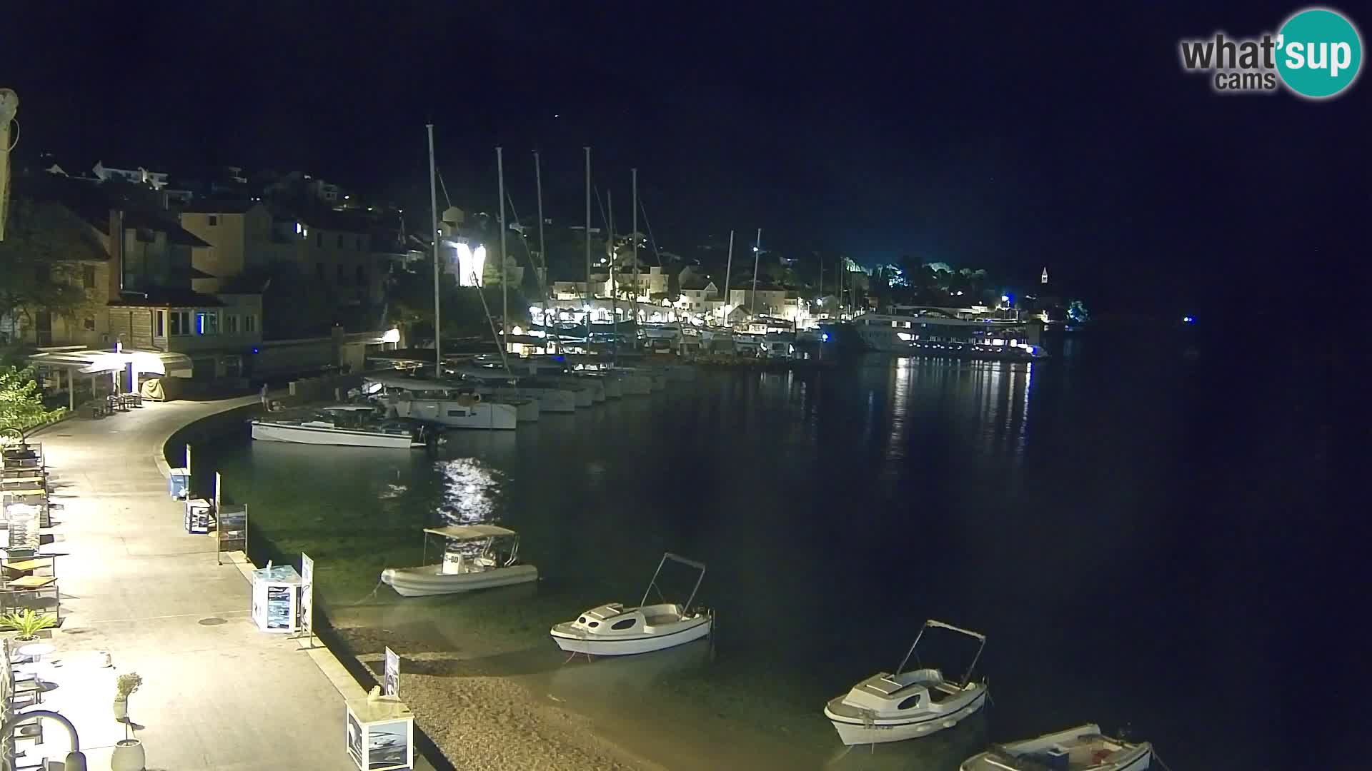 Spletna kamera Bol – Center mesta in marina v živo