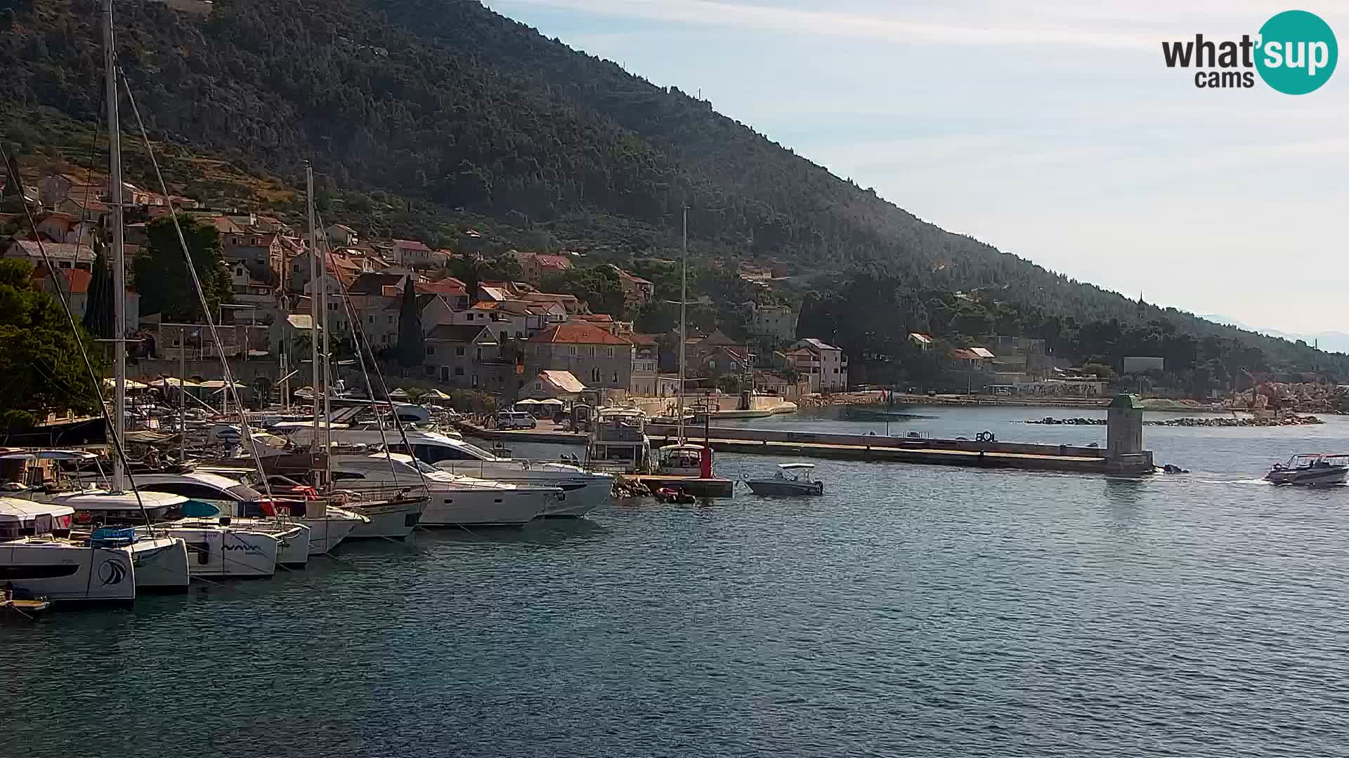 Spletna kamera Bol – Center mesta in marina v živo