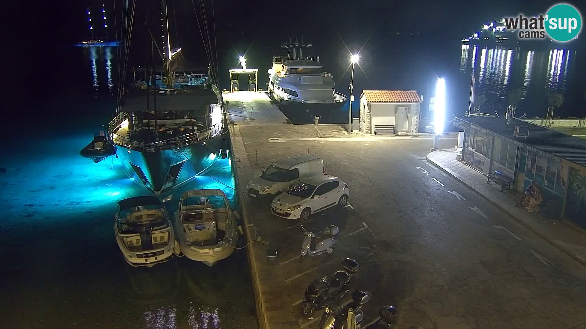 Webcam Bol Centro e Marina – Vista live dal porto di Bol