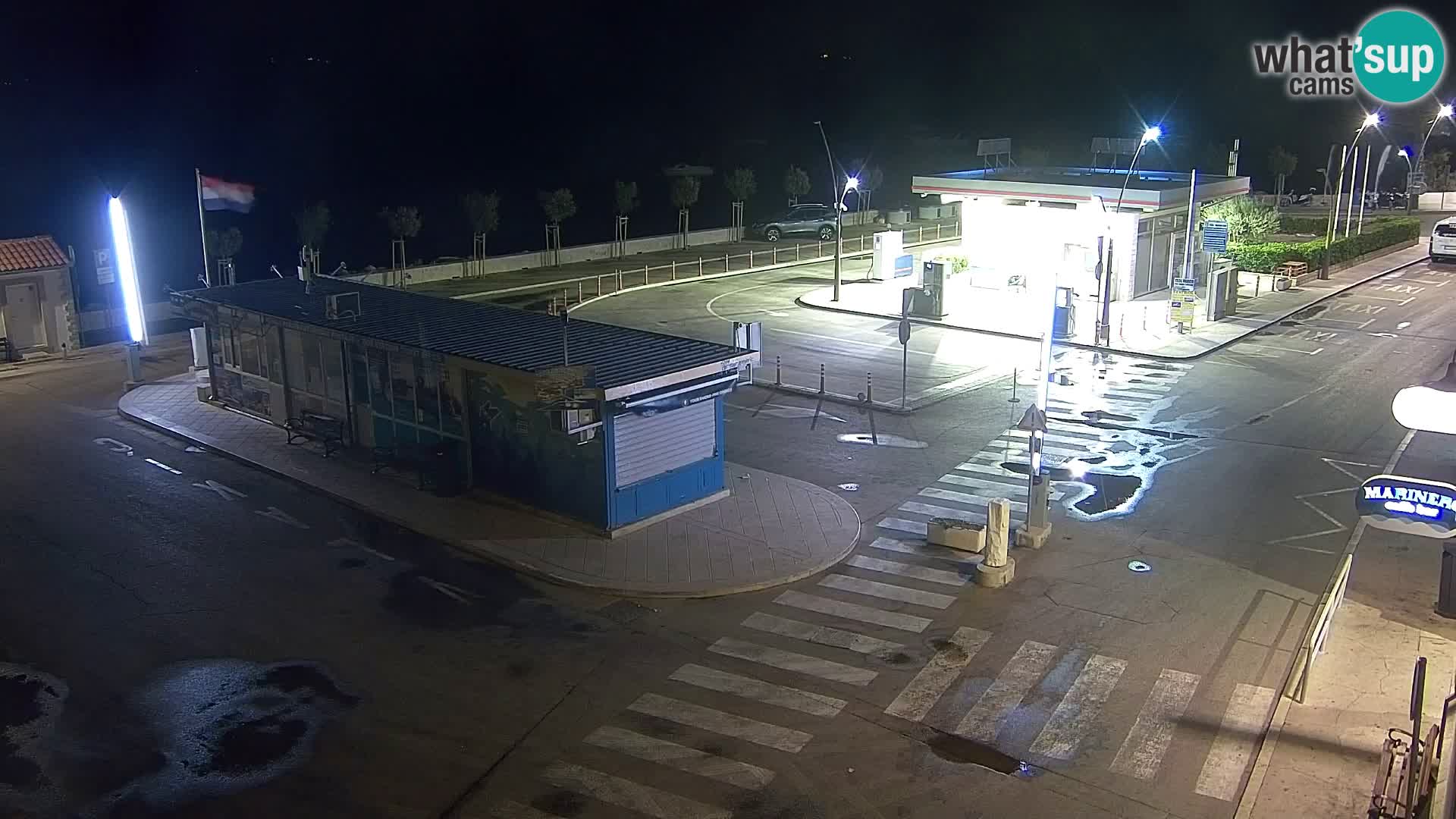 Spletna kamera Bol – Center mesta in marina v živo