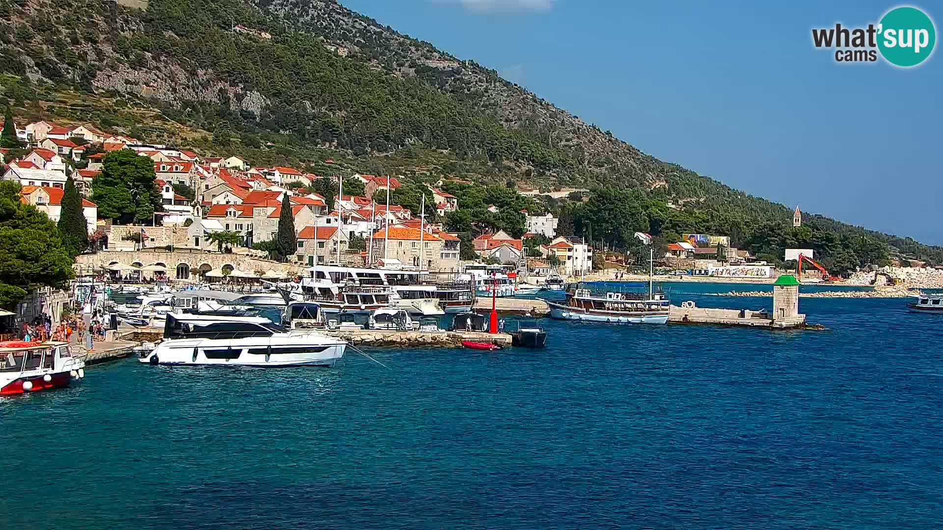 Spletna kamera Bol – Center mesta in marina v živo