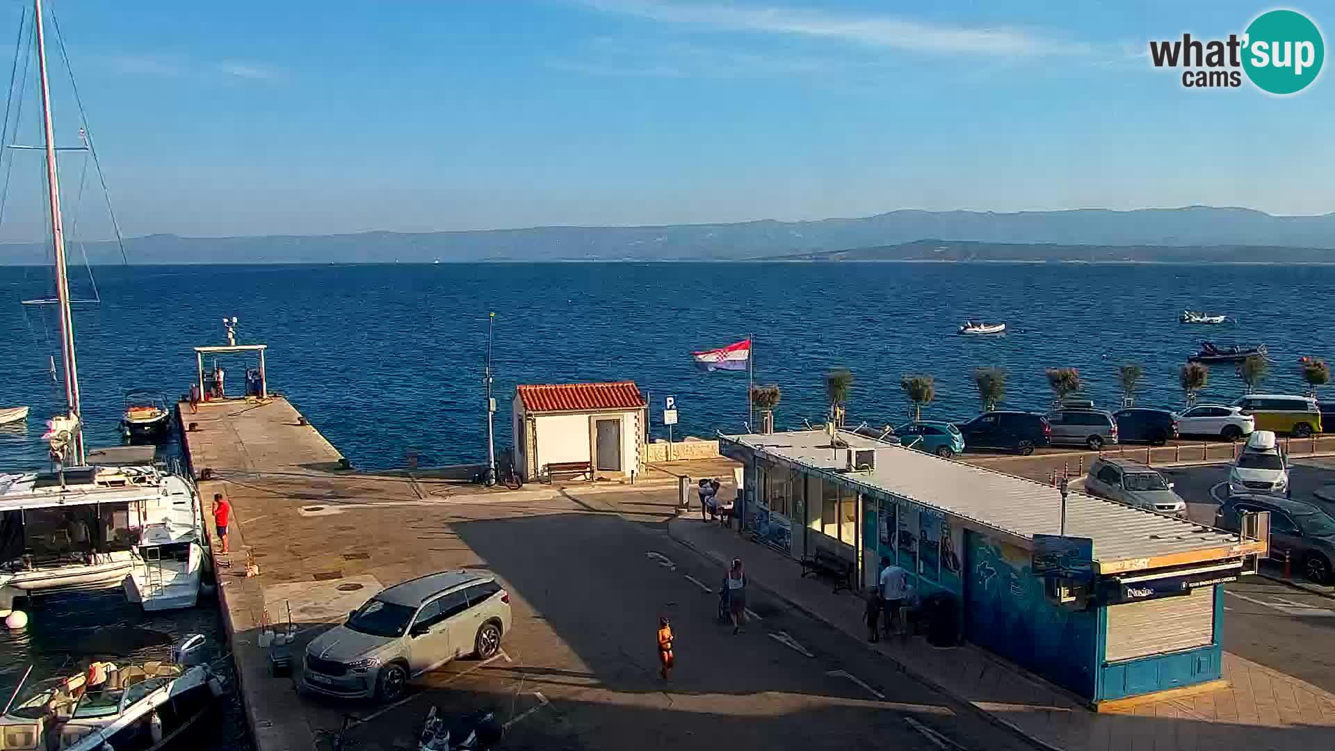 Spletna kamera Bol – Center mesta in marina v živo