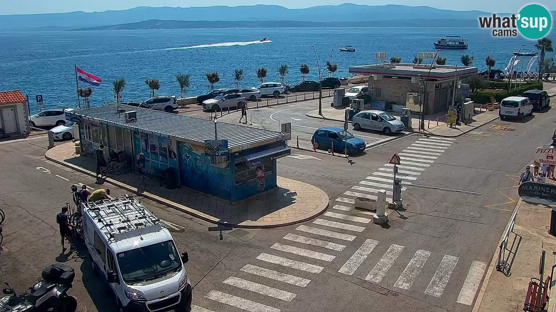 Spletna kamera Bol – Center mesta in marina v živo