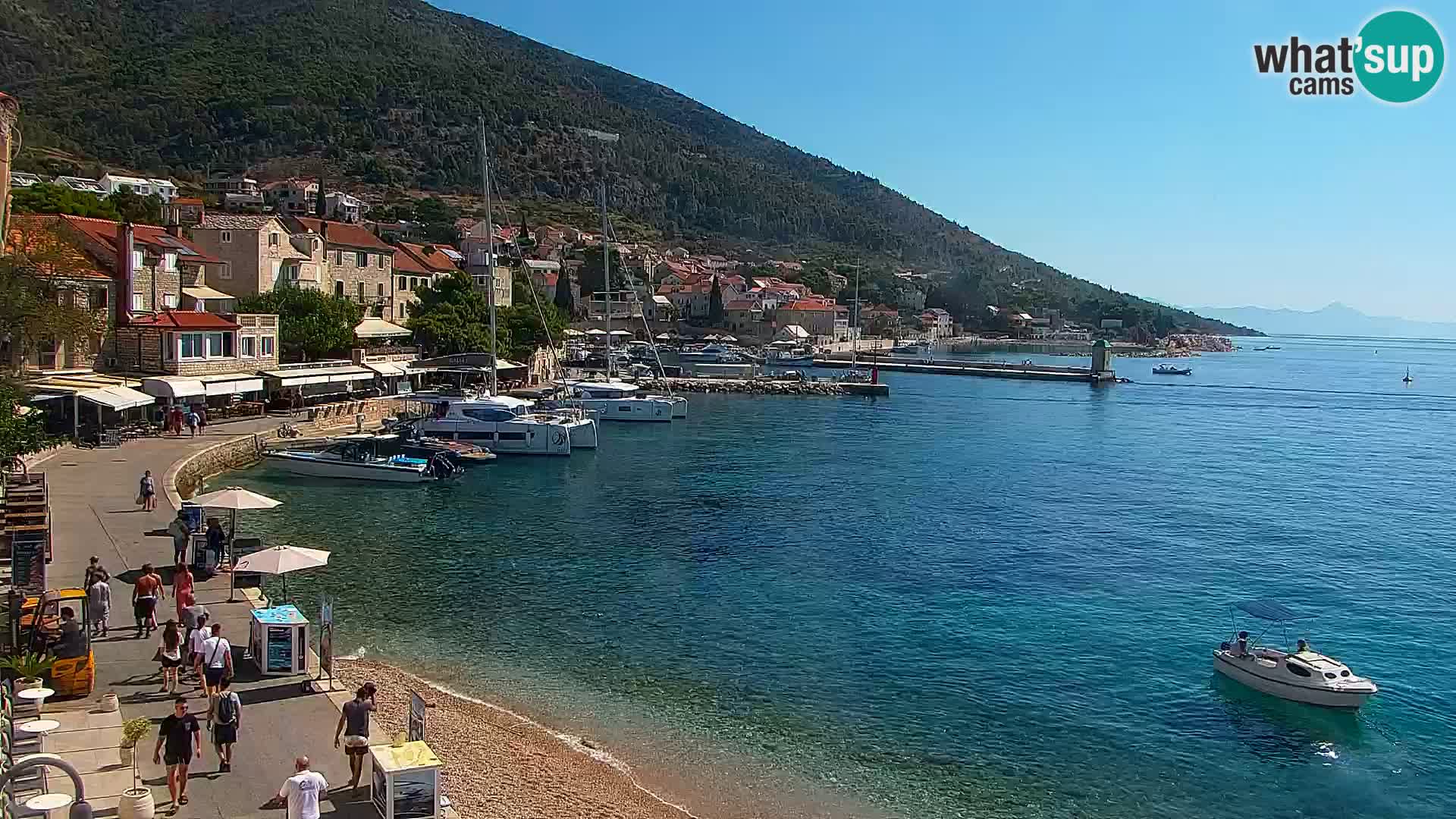 Spletna kamera Bol – Center mesta in marina v živo