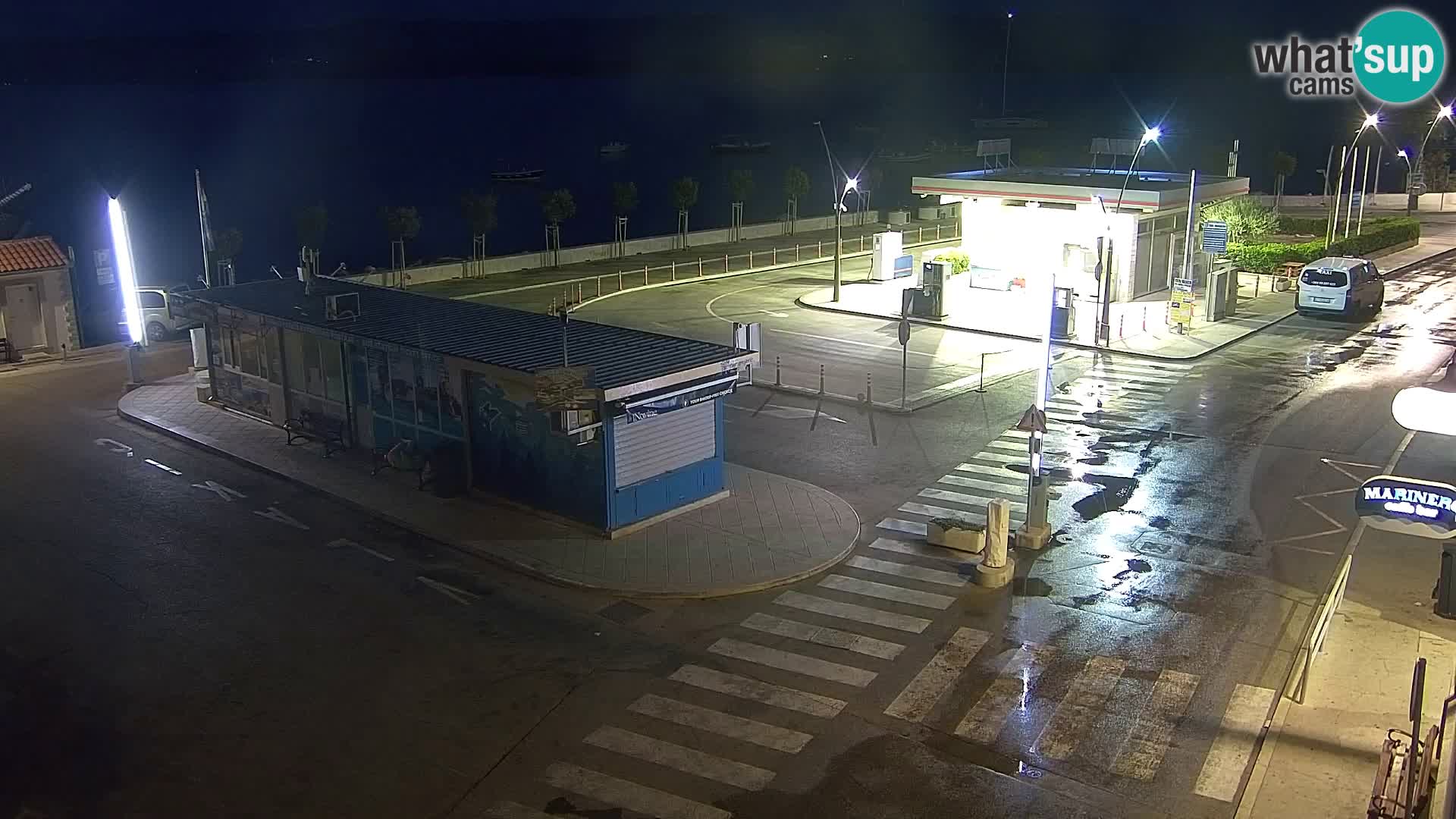 Spletna kamera Bol – Center mesta in marina v živo