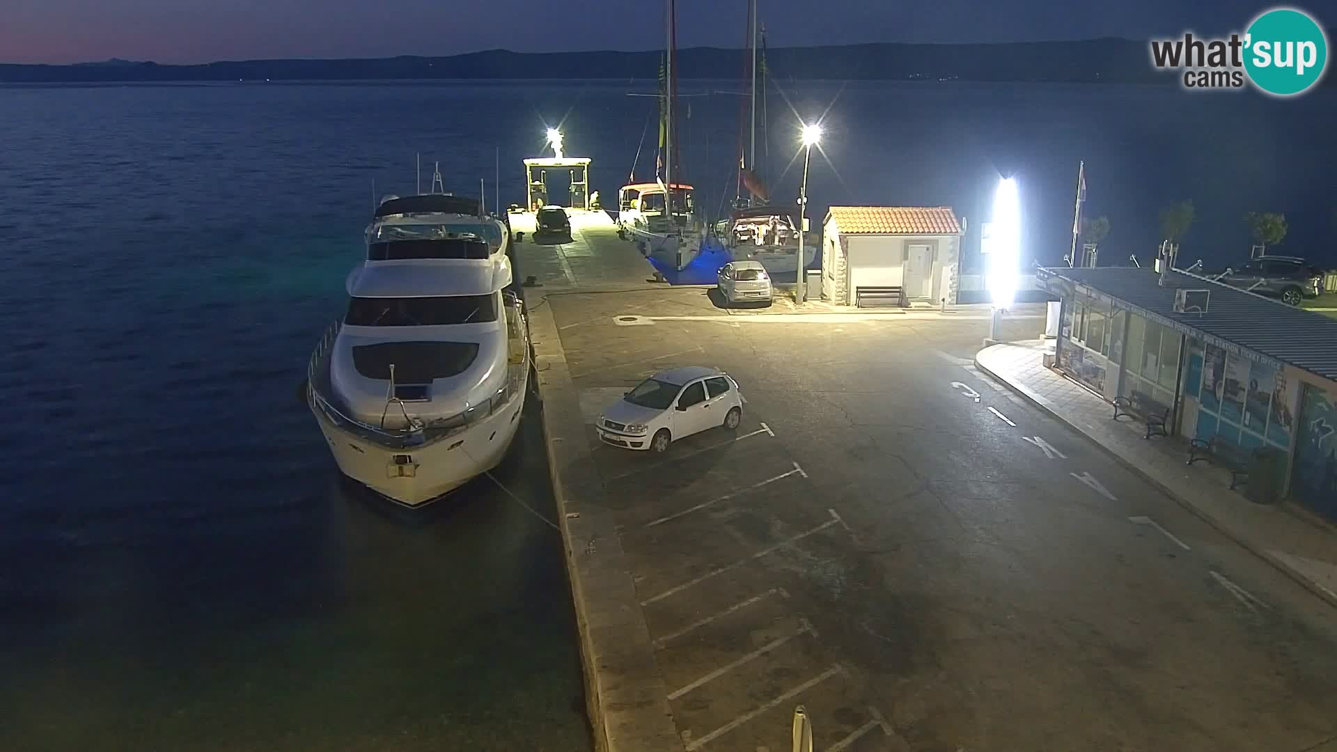 Webcam Bol Centro e Marina – Vista live dal porto di Bol