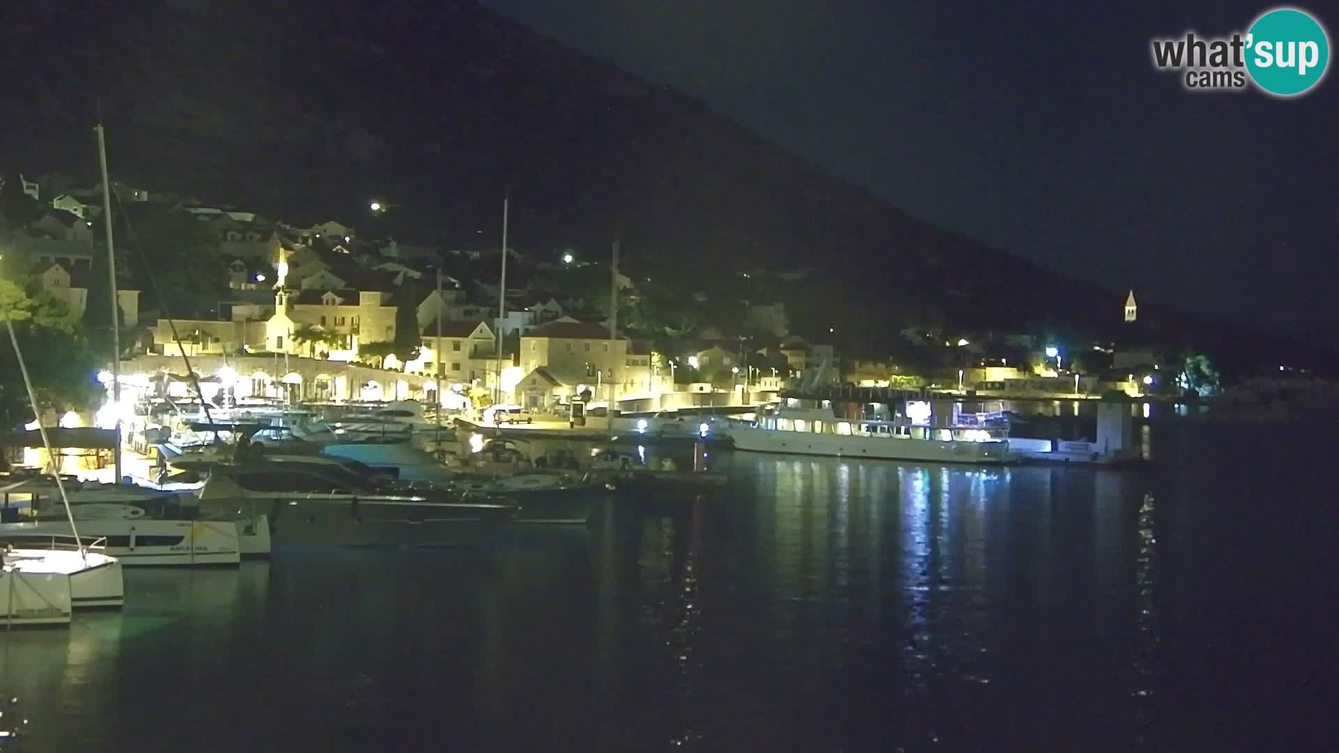Spletna kamera Bol – Center mesta in marina v živo